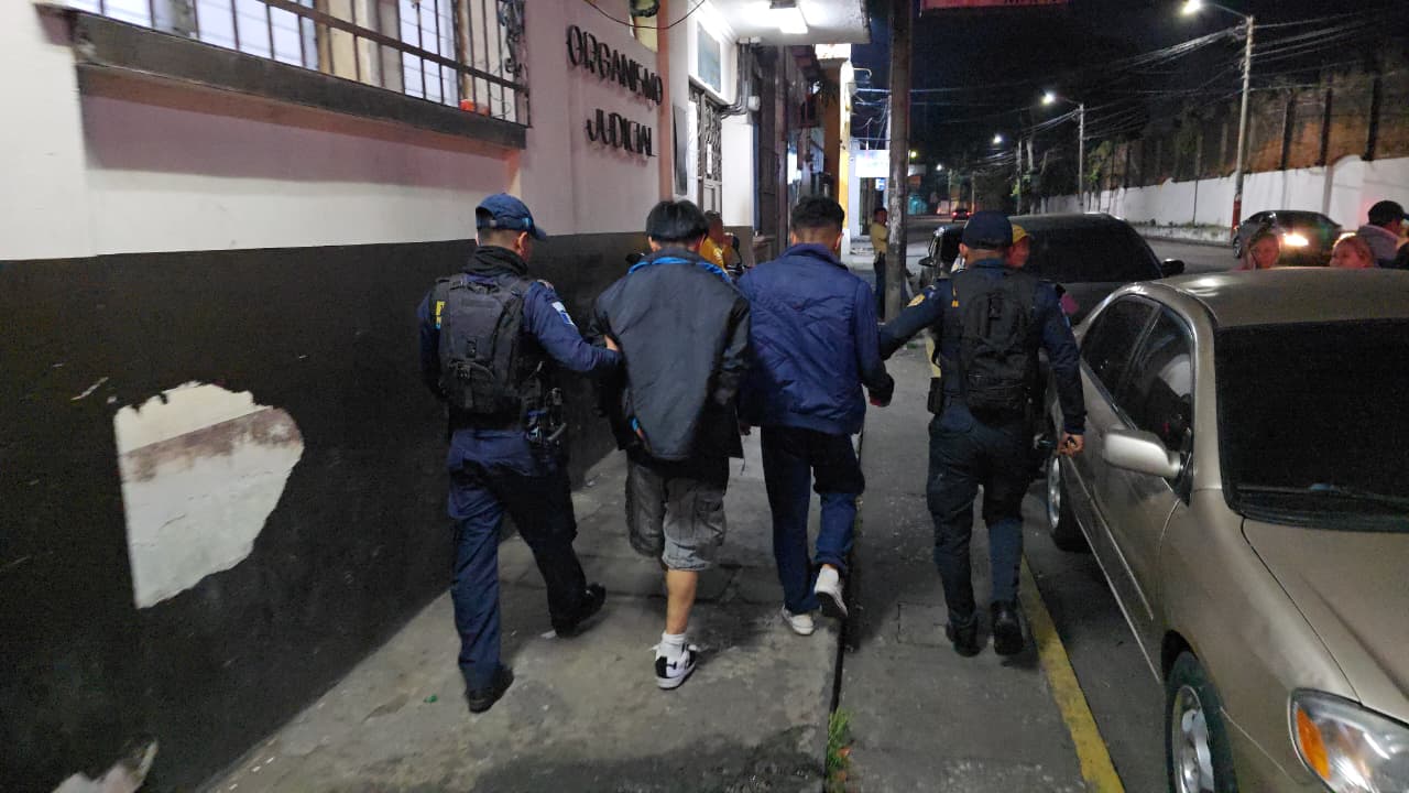 Dos menores de 16 y 17 años remitidos con motos robadas y un arma alterada en la CA-9 Sur