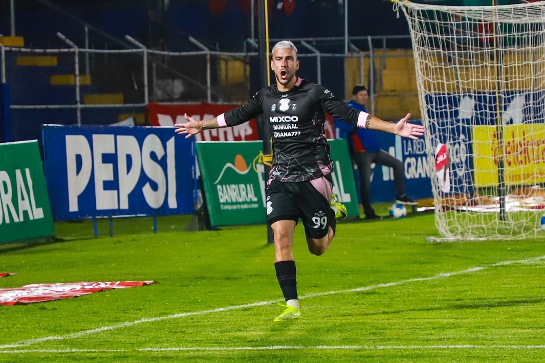 Jugadores de Mixco se quedan con el premio de goleador y portero menos  vencido del Torneo Apertura 2025