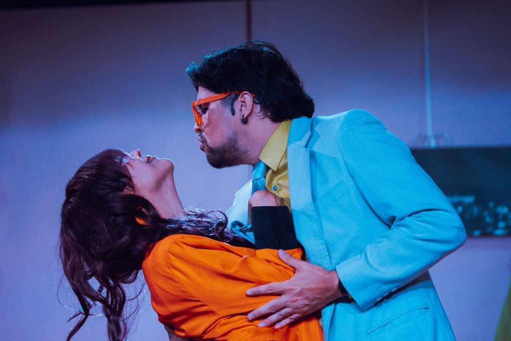 obra de teatro en Guatemala un muerto y seis mujeres