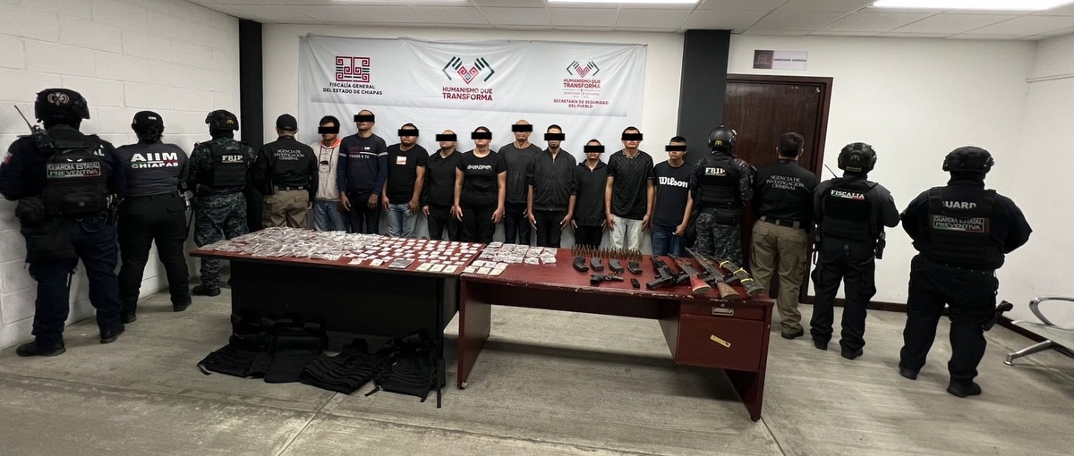 Decomisan armas AK-47 y droga en captura de 12 presuntos integrantes del CJNG en Chiapas