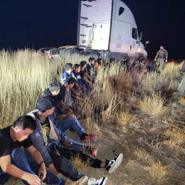 Descubren 23 migrantes guatemaltecos ocultos en camión cerca de Texas