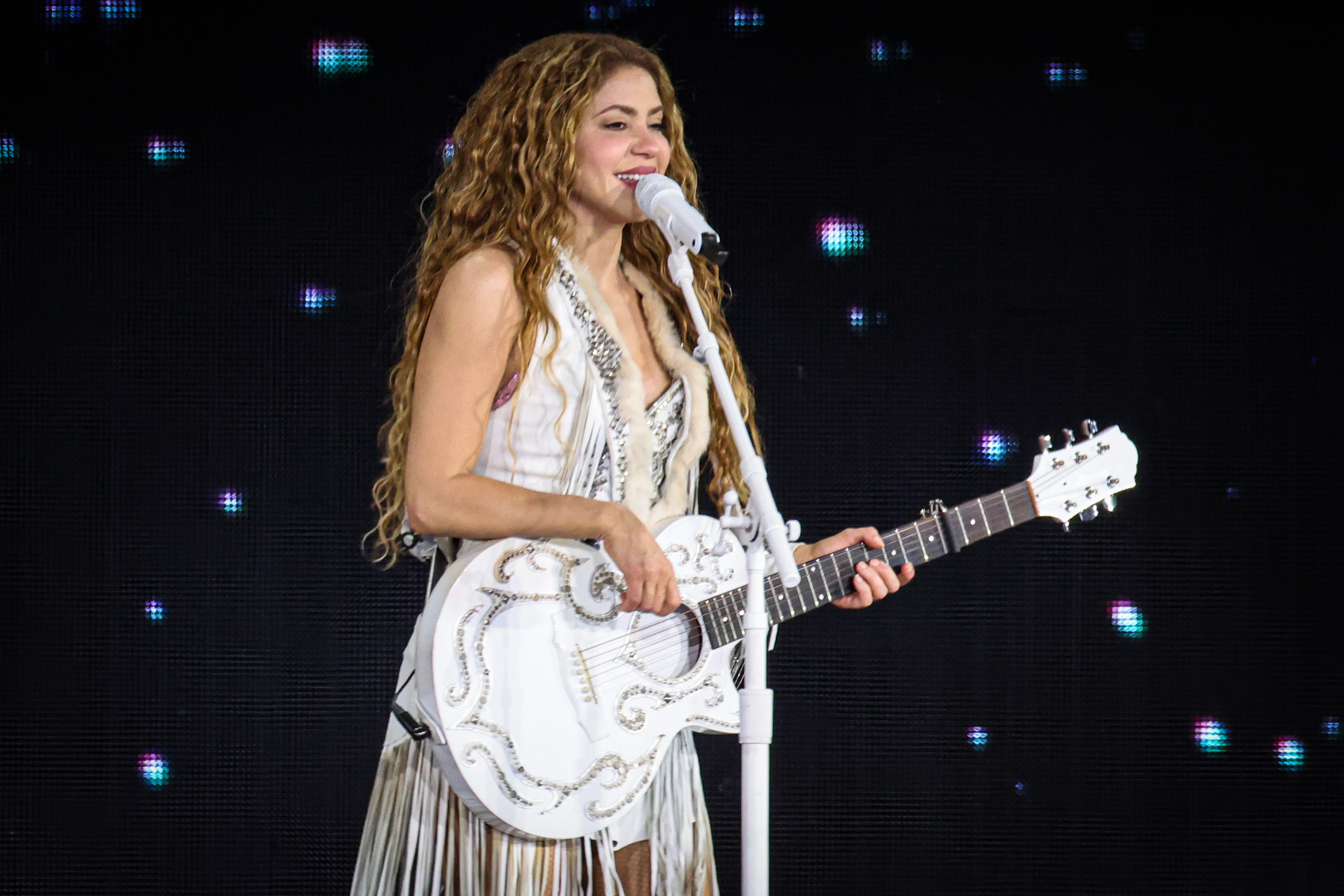 AME5550. MONTEVIDEO (URUGUAY), 03/12/2025.- La cantante colombiana Shakira se presenta en un concierto de la gira 'Las Mujeres Ya No Lloran World Tour 2025' este miércoles, en Montevideo (Uruguay). Shakira presenta el primero de los dos espectáculos que ofrecerá en Montevideo, ciudad a la que regresa 25 años después de su última actuación. EFE/ Gaston Britos