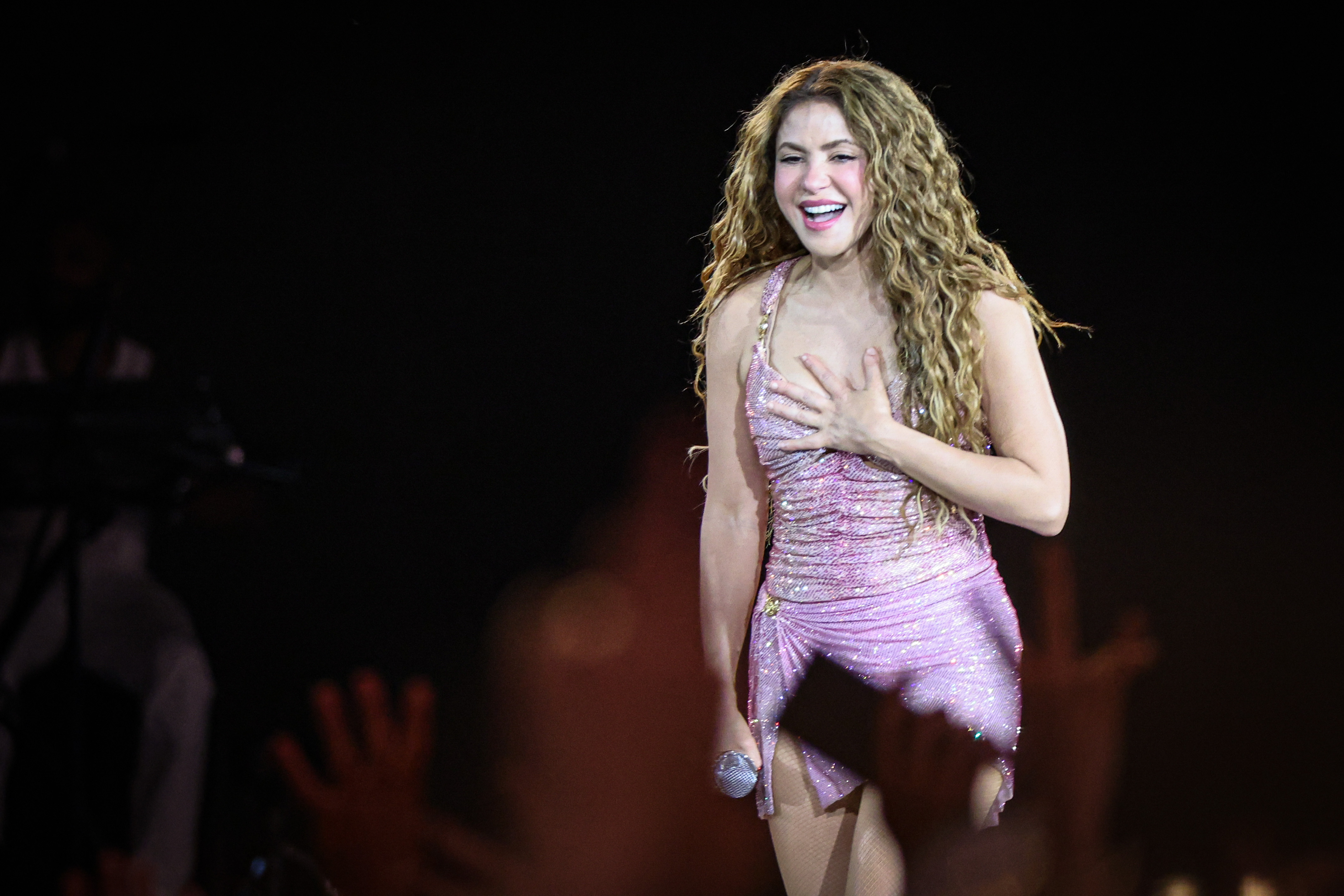 AME5550. MONTEVIDEO (URUGUAY), 03/12/2025.- La cantante colombiana Shakira se presenta en un concierto de la gira 'Las Mujeres Ya No Lloran World Tour 2025' este miércoles, en Montevideo (Uruguay). Shakira presenta el primero de los dos espectáculos que ofrecerá en Montevideo, ciudad a la que regresa 25 años después de su última actuación. EFE/ Gaston Britos