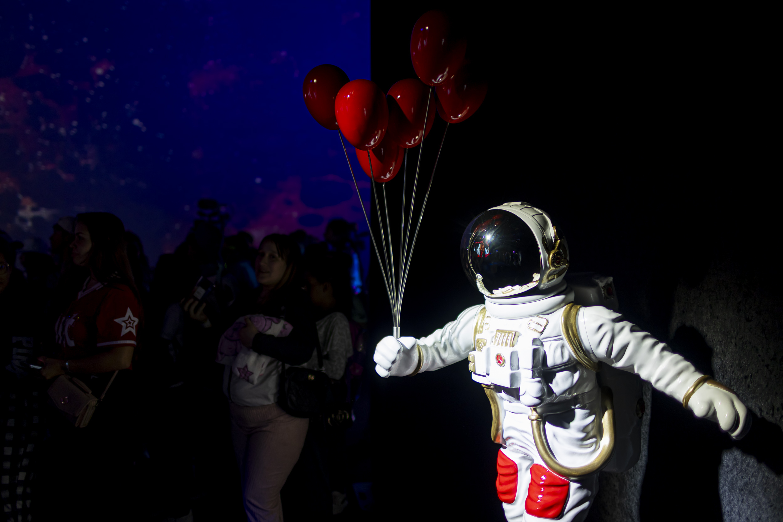 AME6272. CARACAS (VENEZUELA), 05/12/2025.- Fotografía de una figura de un astronauta durante la exposición 'Niños en el espacio: Viaje al sistema solar' este viernes, en Caracas (Venezuela). EFE/ Miguel Gutiérrez