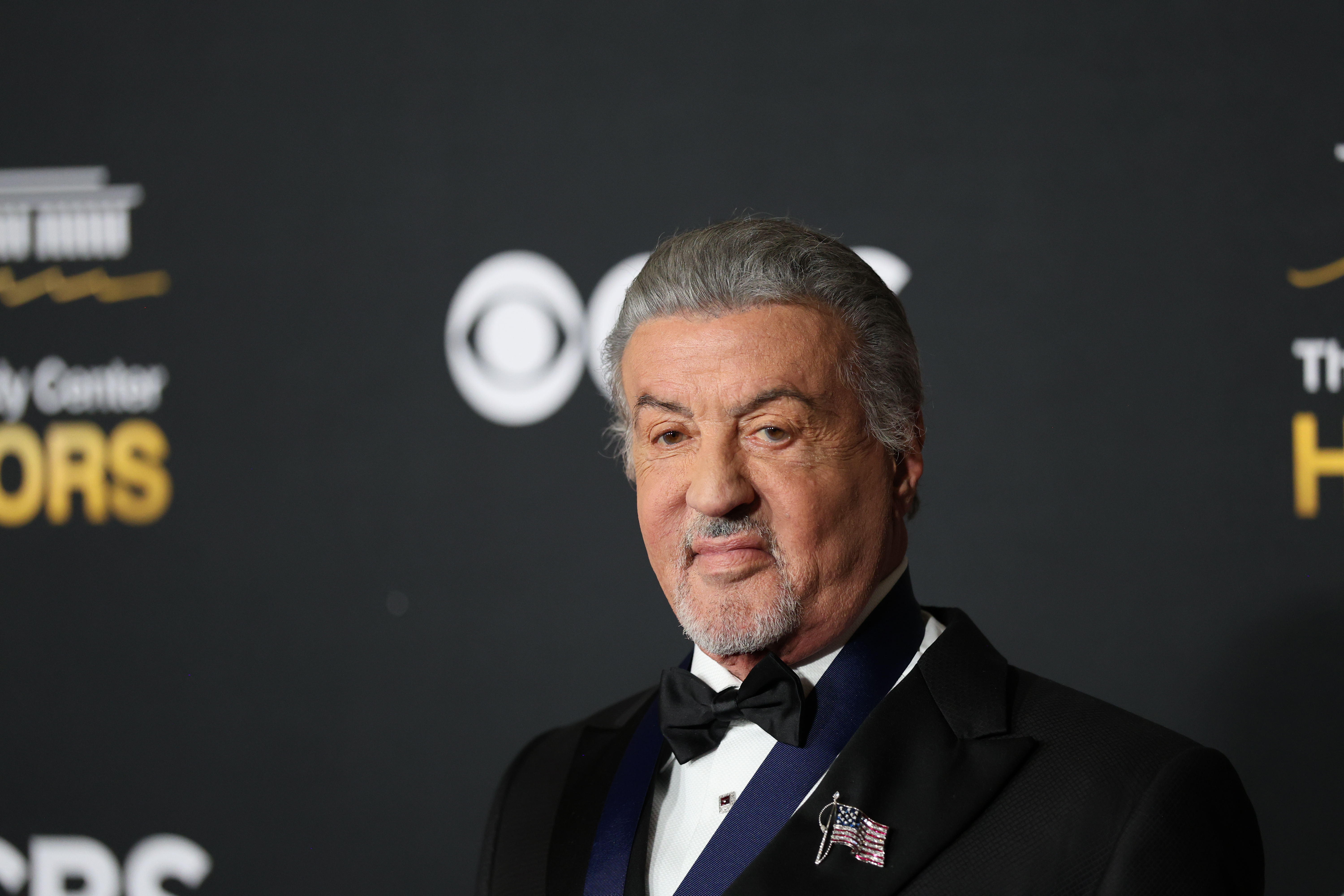 El actor Sylvester Stallone posa en la alfombra roja de los Kennedy Honors. (Foto Prensa Libre: EFE)