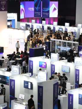 (Korea, Republic Of), 10/12/2025.- People attend the Global startup festival COMEUP 2025 at COEX in southern Seoul, South Korea, 10 December 2025. (Corea del Sur, Seúl) EFE/EPA/YONHAP SOUTH KOREA OUT