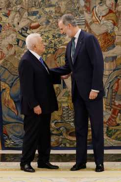 MADRID, 10/12/2025.- El rey Felipe VI recibe al presidente palestino, Mahmoud Abbas, en su segunda visita a España desde que el Gobierno español reconoció oficialmente el Estado de Palestina, el 28 de mayo de 2024, este miércoles en el Palacio de La Zarzuela. EFE/Chema Moya