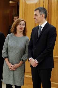 MADRID, 10/12/2025.- La presidenta del Congreso, Francina Armengol (i), habla con el presidente del Gobierno, Pedro Sánchez, durante el acto en el que la nueva fiscal general del Estado, Teresa Peramato, prometió su cargo, este miércoles en el palacio de la Zarzuela en Madrid. EFE/Chema Moya