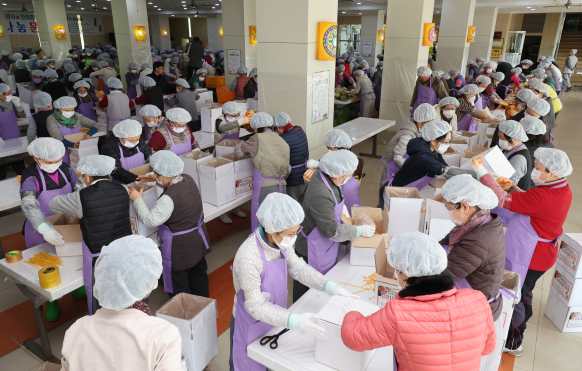 BUSAN (Korea, Republic Of), 10/12/2025.- Volunteers prepare kimchi gifts at Samgwang Temple for distribution to underprivileged households in Busan, South Korea, 10 December 2025. (Corea del Sur) EFE/EPA/YONHAP SOUTH KOREA OUT