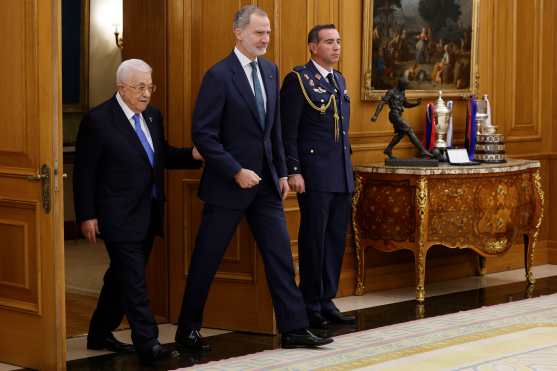 MADRID, 10/12/2025.- El rey Felipe VI recibe al presidente palestino, Mahmoud Abbas, en su segunda visita a España desde que el Gobierno español reconoció oficialmente el Estado de Palestina, el 28 de mayo de 2024, este miércoles en el Palacio de La Zarzuela. EFE/Chema Moya