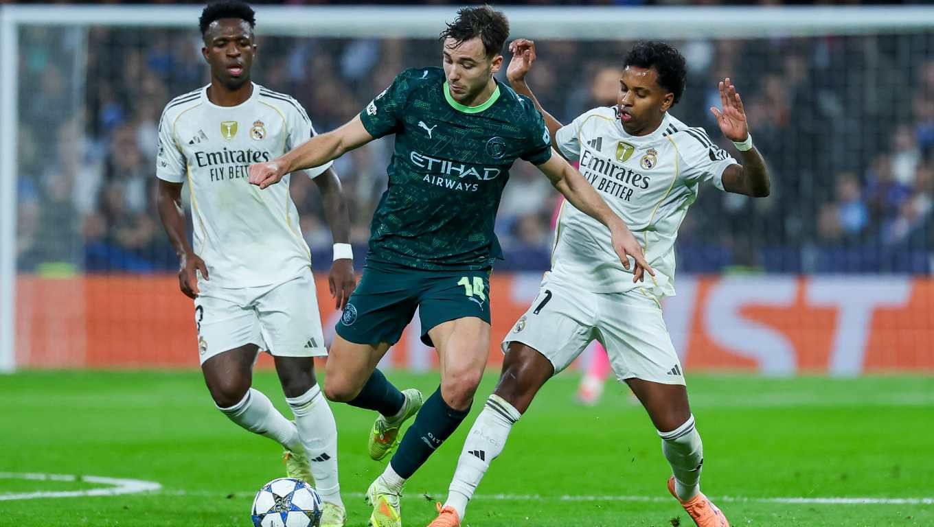 MADRID, 10/12/2025.- El delantero brasileño del Real Madrid Rodrygo (dcha) disputa el balón con el jugador del Manchester City, Nico González, durante el correspondiente a la fase regular de la Liga de Campeones que disputan hoy miércoles Real Madrid y Manchester City en el estadio Santiago Bernabéu, en Madrid. EFE/Kiko Huesca