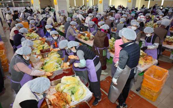 BUSAN (Korea, Republic Of), 10/12/2025.- Volunteers prepare kimchi gifts at Samgwang Temple for distribution to underprivileged households in Busan, South Korea, 10 December 2025. (Corea del Sur) EFE/EPA/YONHAP SOUTH KOREA OUT
