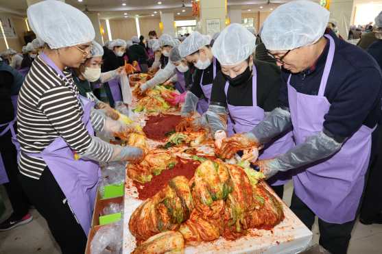 BUSAN (Korea, Republic Of), 10/12/2025.- Volunteers prepare kimchi gifts at Samgwang Temple for distribution to underprivileged households in Busan, South Korea, 10 December 2025. (Corea del Sur) EFE/EPA/YONHAP SOUTH KOREA OUT