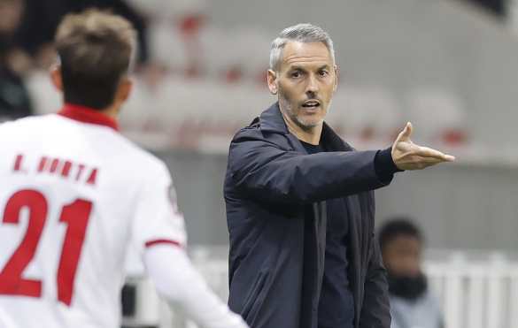 NICE (France), 11/12/2025.- SC Braga hedad coach Carlos Vicens gestures on the touchline during the UEFA Europa League league phase match between OGC Nice and SC Braga, in Nice, France, 11 December 2025. (Francia, Niza) EFE/EPA/SEBASTIEN NOGIER