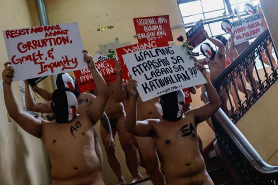 MANILA (Philippines), 12/12/2025.- Naked and masked members of a university-based fraternity conduct their Oblation Run at the University of the Philippines in Manila, Philippines, 12 December 2025. The naked run was held to bring attention to various socio-political issues and advocate for positive change. The participants called for an end to acts of corruption, following ongoing investigations into alleged anomalous and costly government infrastructure programs affecting the countrys flood-control projects. (Filipinas) EFE/EPA/ROLEX DELA PENA