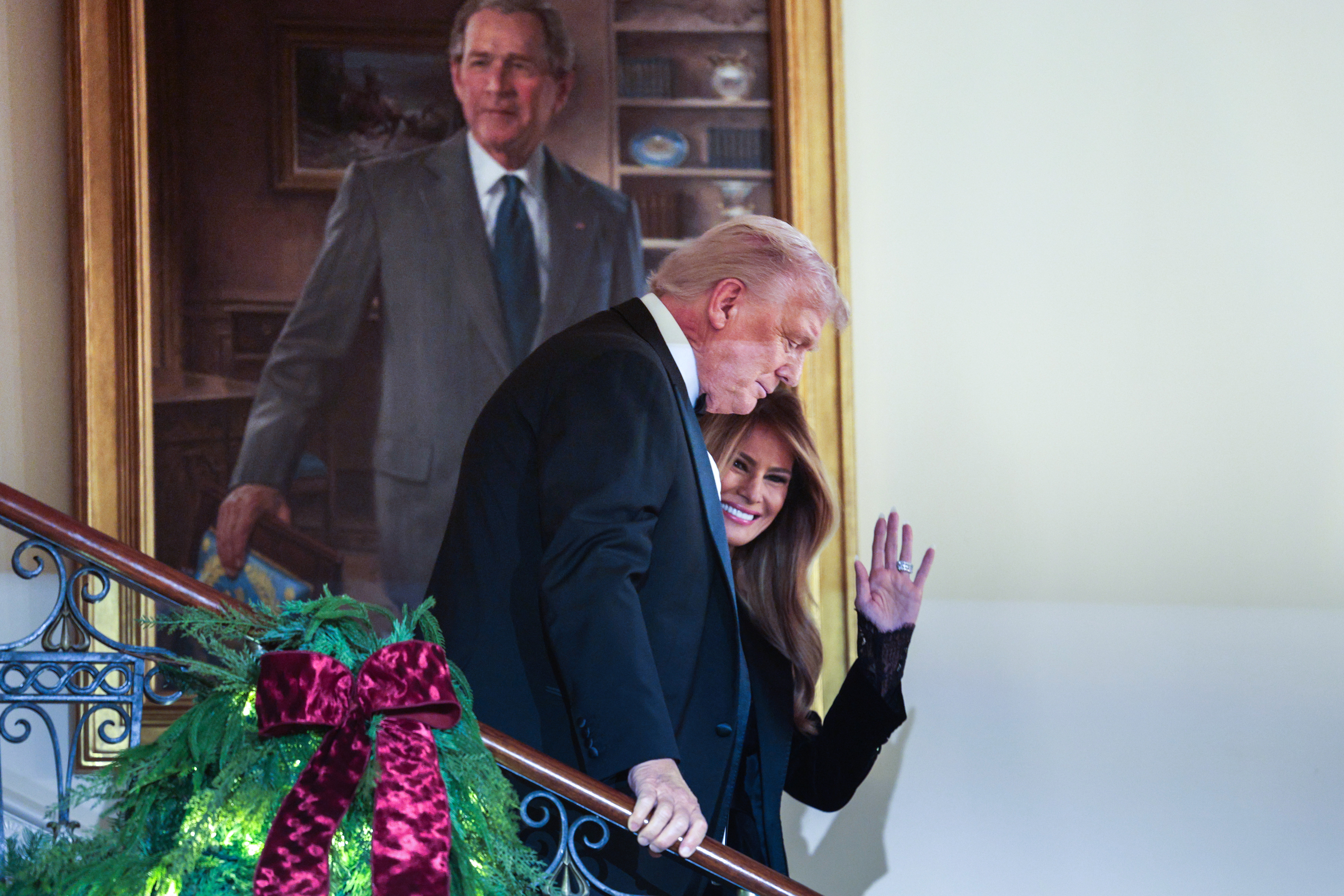 Verificamos por usted: ¿Donald Trump apareció caminando con un andador?