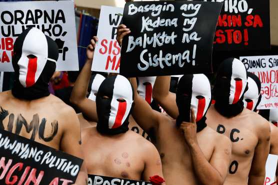 MANILA (Philippines), 12/12/2025.- Naked and masked members of a university-based fraternity conduct their Oblation Run at the University of the Philippines in Manila, Philippines, 12 December 2025. The naked run was held to bring attention to various socio-political issues and advocate for positive change. The participants called for an end to acts of corruption, following ongoing investigations into alleged anomalous and costly government infrastructure programs affecting the countrys flood-control projects. (Filipinas) EFE/EPA/ROLEX DELA PENA