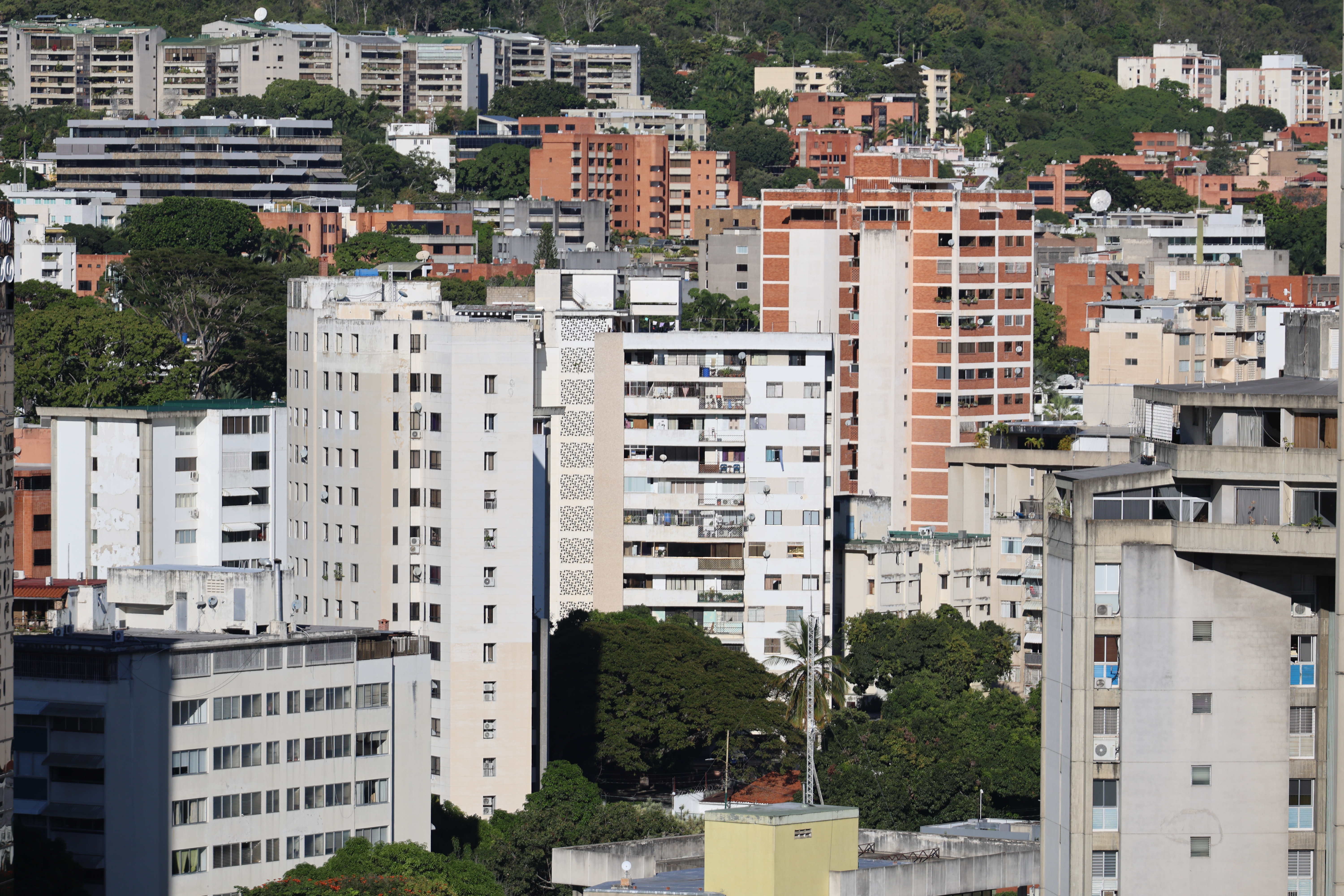 AME7790. CARACAS (VENEZUELA), 12/12/2025.- Fotografía general donde se observan algunos edificios |este viernes, en Caracas (Venezuela). EFE/ Miguel Gutiérrez