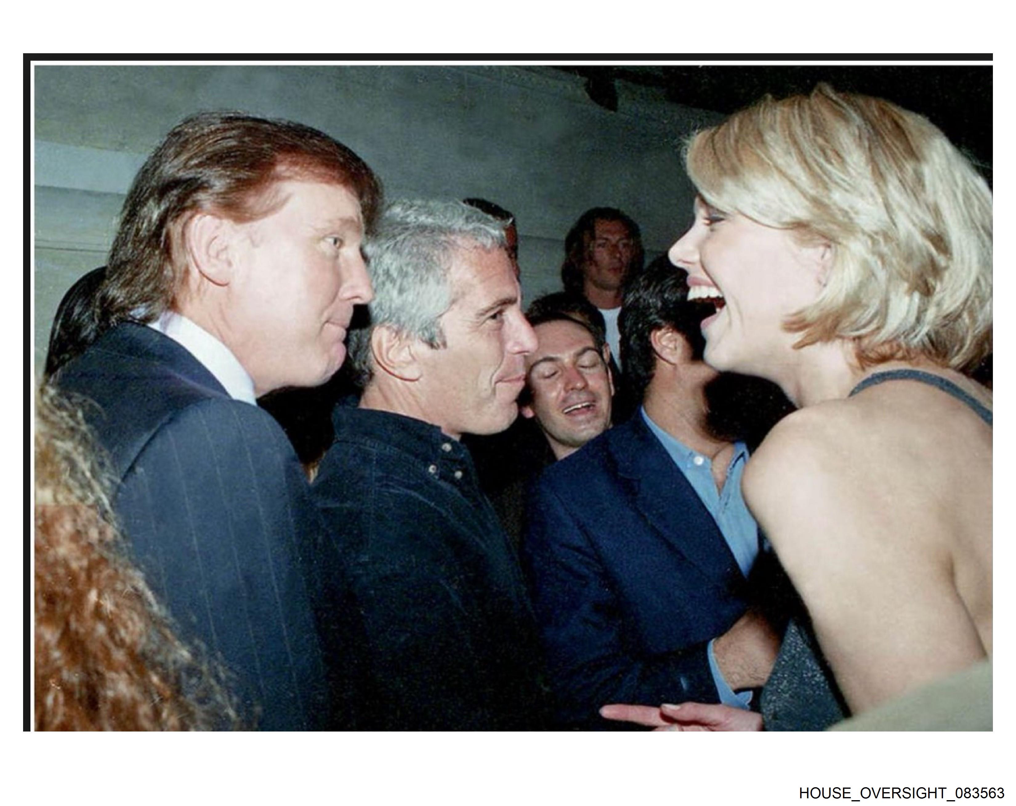 Los demócratas publican fotos de Trump rodeado de mujeres en la mansión de Epstein