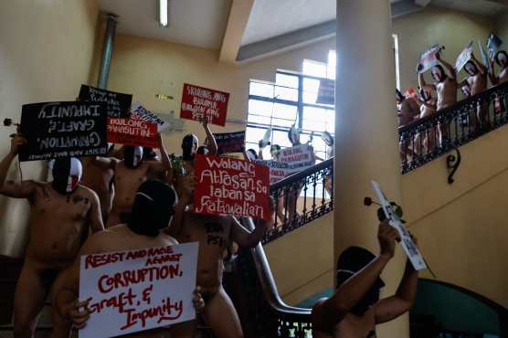 MANILA (Philippines), 12/12/2025.- Naked and masked members of a university-based fraternity conduct their Oblation Run at the University of the Philippines in Manila, Philippines, 12 December 2025. The naked run was held to bring attention to various socio-political issues and advocate for positive change. The participants called for an end to acts of corruption, following ongoing investigations into alleged anomalous and costly government infrastructure programs affecting the countrys flood-control projects. (Filipinas) EFE/EPA/ROLEX DELA PENA