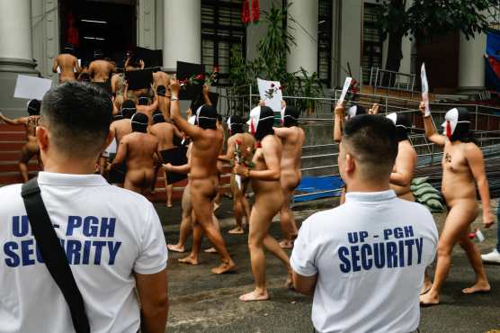MANILA (Philippines), 12/12/2025.- Naked and masked members of a university-based fraternity conduct their Oblation Run at the University of the Philippines in Manila, Philippines, 12 December 2025. The naked run was held to bring attention to various socio-political issues and advocate for positive change. The participants called for an end to acts of corruption, following ongoing investigations into alleged anomalous and costly government infrastructure programs affecting the countrys flood-control projects. (Filipinas) EFE/EPA/ROLEX DELA PENA