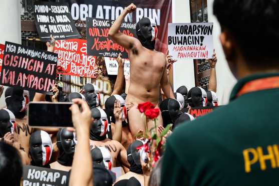 MANILA (Philippines), 12/12/2025.- Naked and masked members of a university-based fraternity conduct their Oblation Run at the University of the Philippines in Manila, Philippines, 12 December 2025. The naked run was held to bring attention to various socio-political issues and advocate for positive change. The participants called for an end to acts of corruption, following ongoing investigations into alleged anomalous and costly government infrastructure programs affecting the countrys flood-control projects. (Filipinas) EFE/EPA/ROLEX DELA PENA