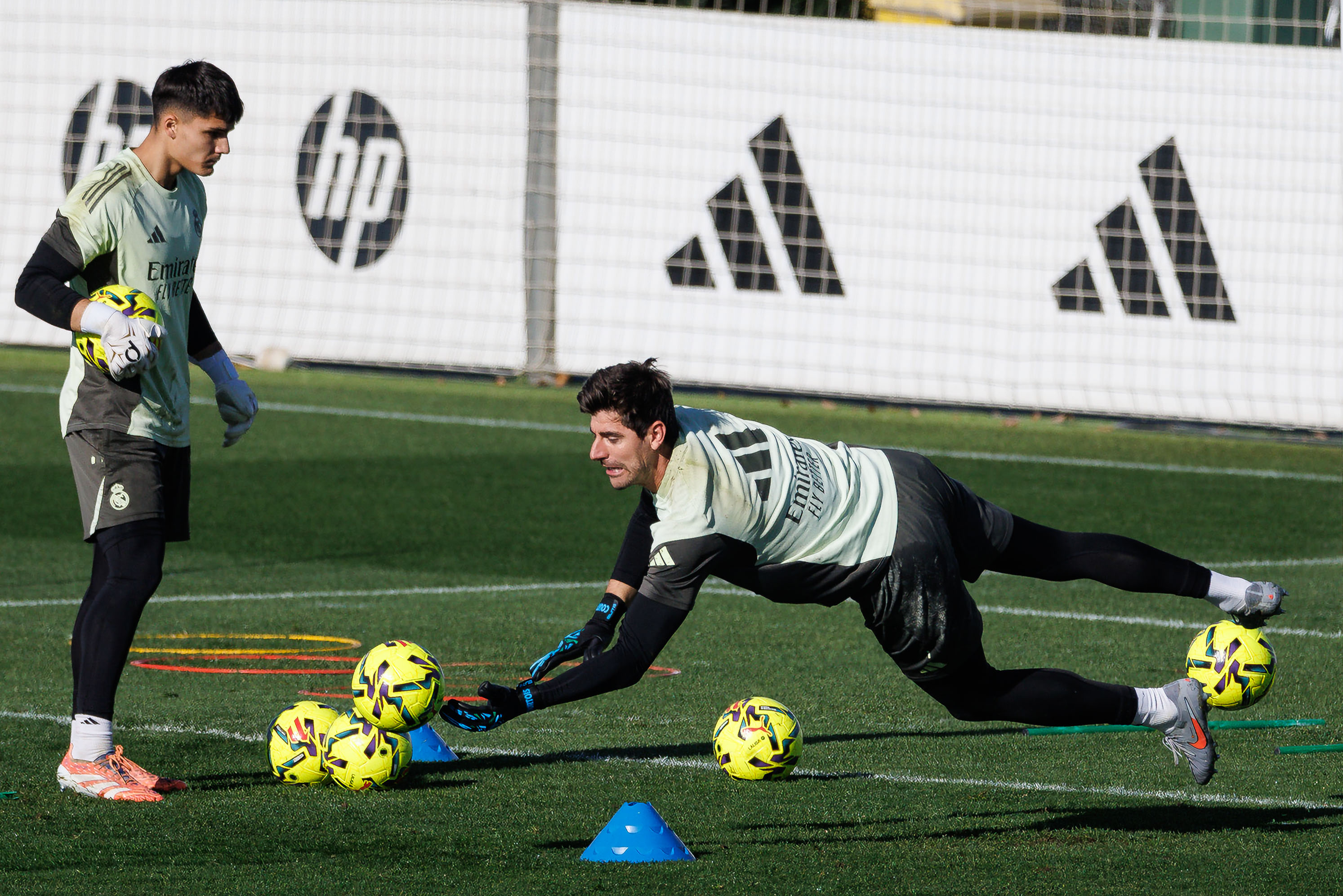 MADRID, 13/12/2025.- El portero del Real Madrid Thibaut Courtois (d) durante el entrenamiento del equipo en la Ciudad Deportiva de Valdebebas en Madrid este sábado. El Real Madrid se enfrenta mañana al Alavés en un partido de LaLiga en Vitoria. EFE/ Rodrigo Jiménez