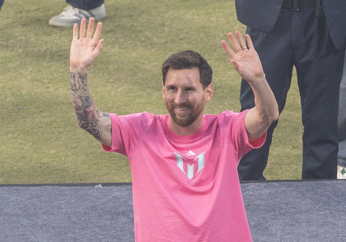 NEW DELHI (India), 15/12/2025.- Lionel Messi waves to fans at Arun Jaitley Stadium in New Delhi, India, 15 December 2025. Messi is visiting India as part of his GOAT (Greatest Of All Time) Tour, having already visited Kolkata, Hyderabad, and Mumbai, and is now in New Delhi. (Nueva Delhi) EFE/EPA/RAJAT GUPTA