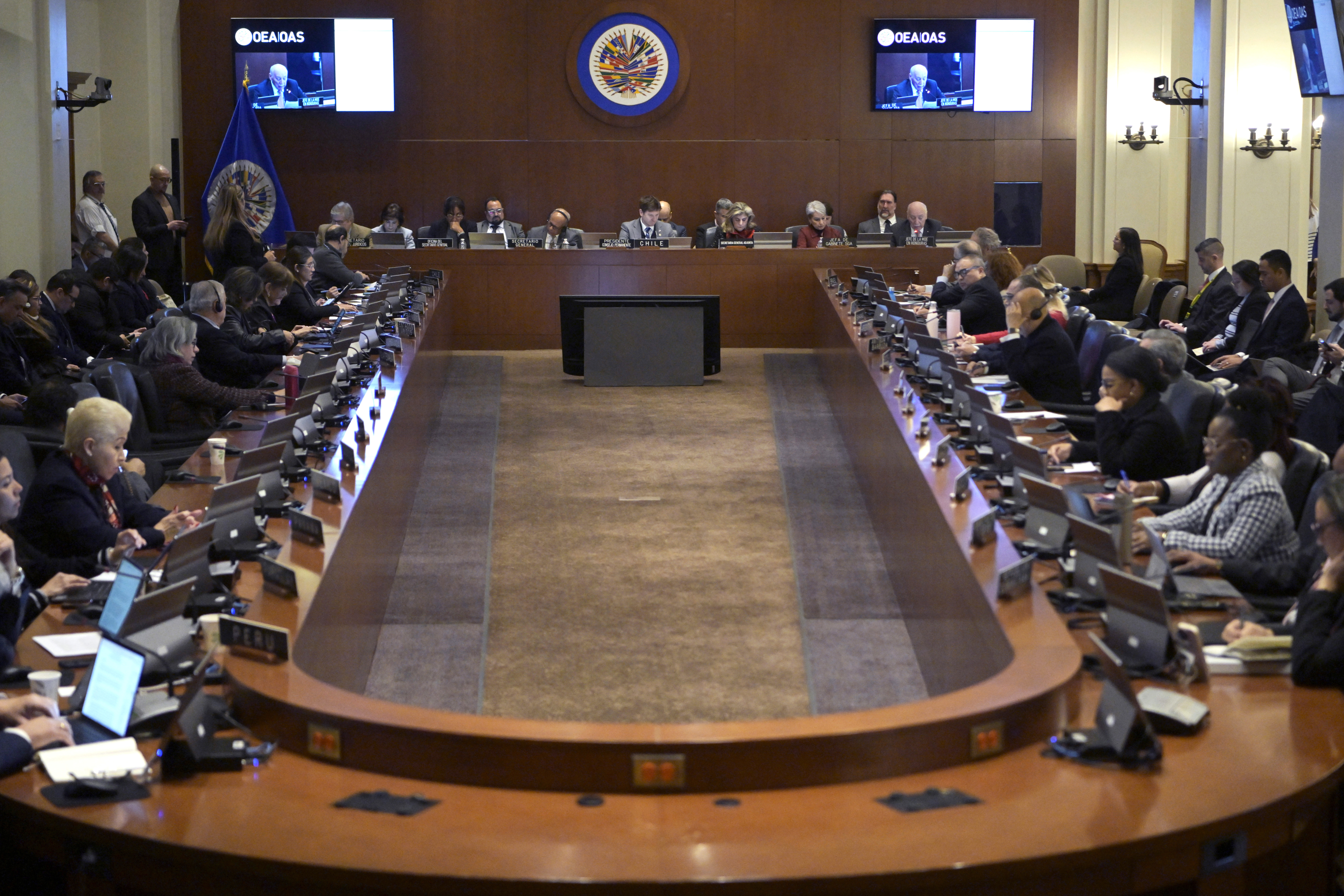 USA7191. WASHINGTON (ESTADOS UNIDOS), 15/12/2025.- Los representantes de los estados miembros de la Organización de los Estados Americanos (OEA) asisten a una sesión extraordinaria del consejo permanente este lunes, en Washington (Estados Unidos). Estados Unidos negó ante la OEA haber interferido en el proceso electoral de Honduras pese al respaldo público del presidente, Donald Trump, al candidato conservador Nasry 'Tito' Asfura. EFE/ Lenin Nolly