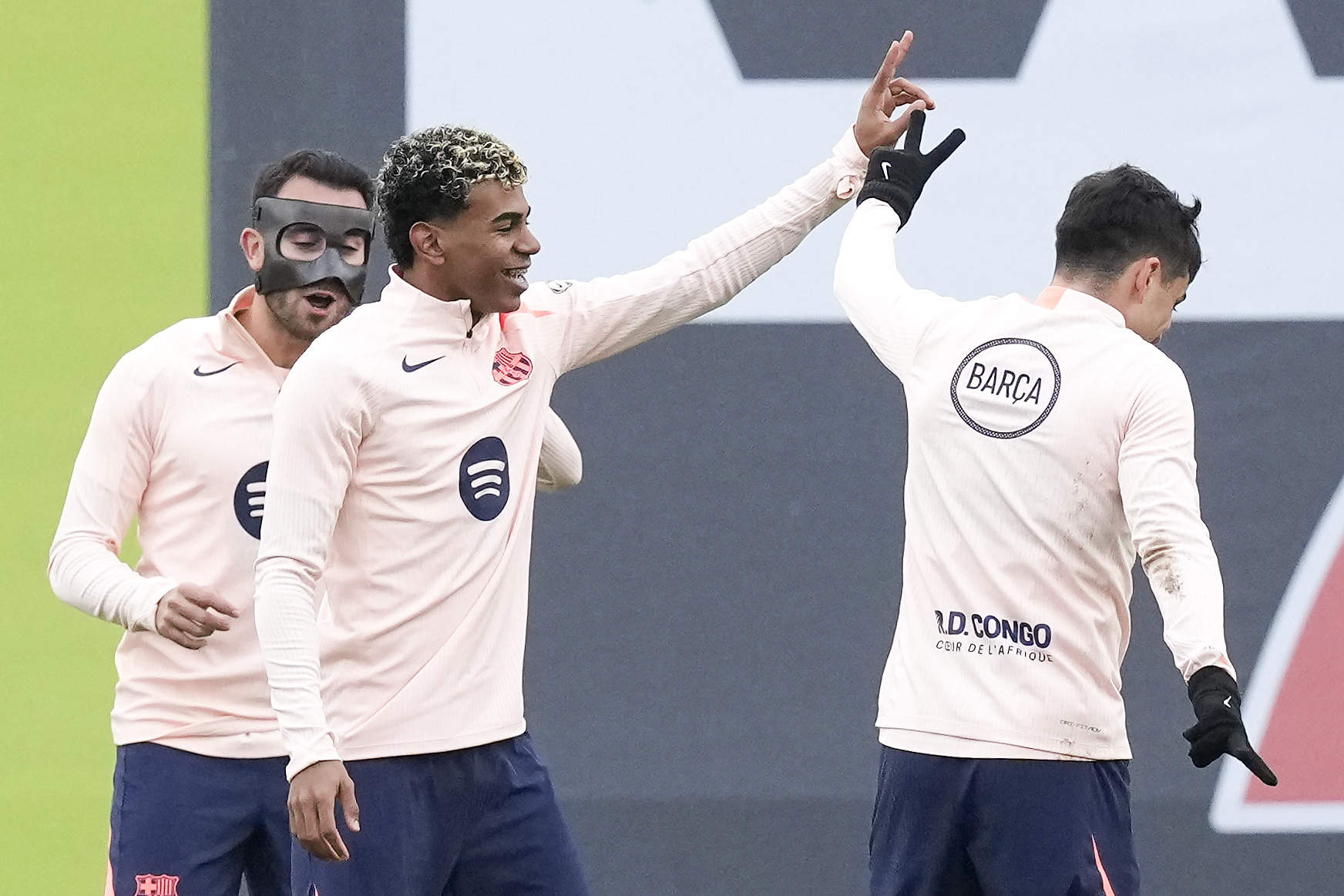 GRAFCAT5688. SANT JOAN DESPÍ (BARCELONA), 15/12/2025.- Los jugadores del FC Barcelona Eric García (i), Lamine Yamal y Pedri González (d) durante el entrenamiento de su equipo en la ciudad deportiva Joan Gamper para preparar el partido de Copa del Rey que mañana disputarán ante el Guadalajara. EFE/Enric Fontcuberta.