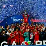 MEX1300. TOLUCA (MÉXICO), 14/12/2025.- Jugadores de Toluca celebran este domingo, al ganar la final de la Liga MX en el estadio Nemesio Diez en Toluca (México). EFE/Felipe Gutiérrez