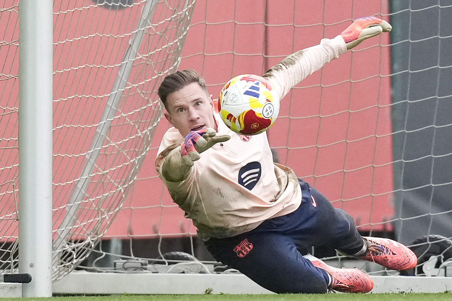 GRAFCAT5712. SANT JOAN DESPÍ (BARCELONA), 15/12/2025.- El portero del FC Barcelona Marc-André ter Stegen durante el entrenamiento de su equipo en la ciudad deportiva Joan Gamper para preparar el partido de Copa del Rey que mañana disputarán ante el Guadalajara. EFE/Enric Fontcuberta.