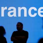 La Fundación del Español Urgente (FundéuRAE), promovida por la Agencia EFE y la Real Academia Española (RAE), ha otorgado en 2025 el título de palabra del año a 'arancel'. La elección se ha anunciado durante el acto de conmemoración del vigésimo aniversario de FundéuRAE, institución dedicada a impulsar el buen uso del español en los medios de comunicación, un encuentro que ha presidido la reina Letizia. (Foto Prensa Libre: EFE) La Fundación del Español Urgente (FundéuRAE), promovida por la Agencia EFE y la Real Academia Española (RAE), ha otorgado en 2025 el título de palabra del año a 'arancel'. La elección se ha anunciado durante el acto de conmemoración del vigésimo aniversario de FundéuRAE, institución dedicada a impulsar el buen uso del español en los medios de comunicación, un encuentro que ha presidido la reina Letizia. (Foto Prensa Libre: EFE)