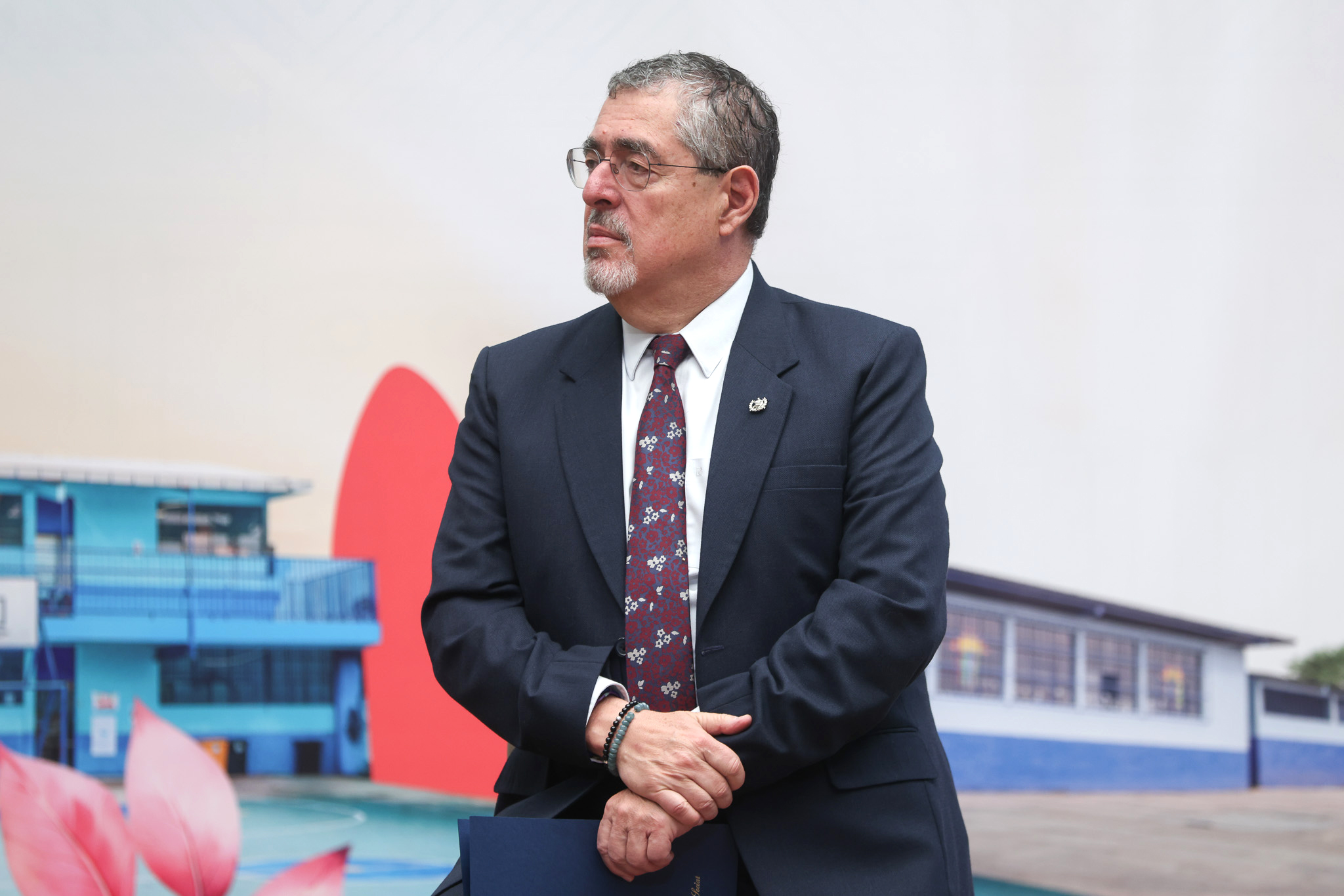 AME9053. CIUDAD DE GUATEMALA (GUATEMALA), 17/12/2025.- El presidente de Guatemala, Bernardo Arévalo de León, participa en una rueda de prensa en el Palacio Nacional de la Cultura este miércoles, en Ciudad de Guatemala (Guatemala). De León afirmó que el Estado no cederá territorio al crimen organizado tras los ataques perpetrados por grupos armados en Nahualá y Santa Catarina Ixtahuacán, en la provincia de Sololá (oeste), entre el jueves y sábado de la semana pasada. EFE/ Mariano Macz