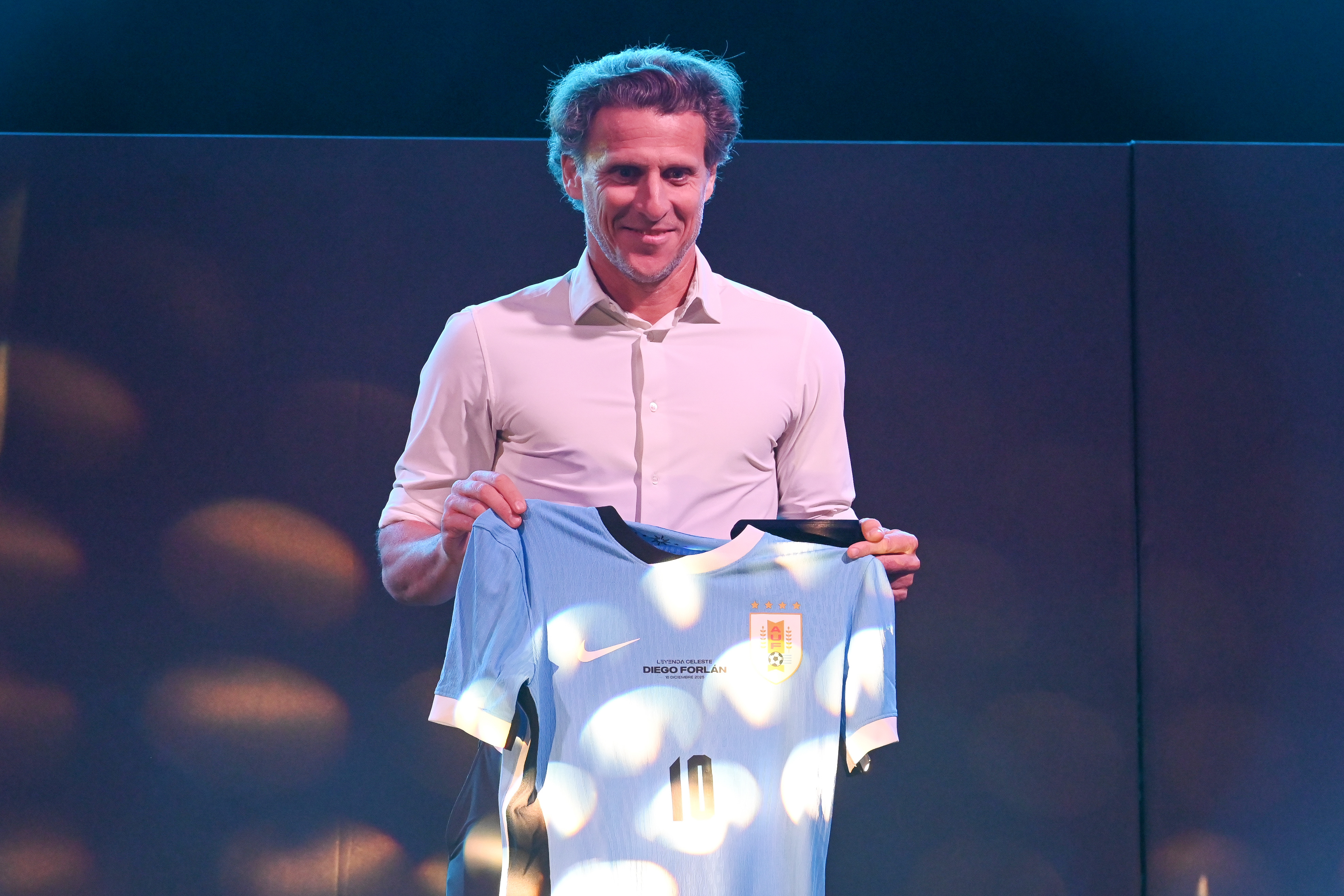 Diego Forlán asume como técnico interino de Uruguay tras la eliminación del Mundial