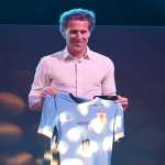 AME8881. MONTEVIDEO (URUGUAY), 16/12/2025.- El exfutbolista Diego Forlán posa con una camiseta de la selección de Uruguay luego de ser reconocido como Leyenda Celeste por parte de la Asociación Uruguaya de Fútbol (AUF) este martes, en Montevideo (Uruguay). Forlán celebró el haber recibido un premio que es votado por la gente y destacó el cariño que los futbolistas de la generación que disputó el Mundial de Sudáfrica 2010, y se consagró campeona de América en 2011, reciben tanto en el país sudamericano como en el extranjero. EFE/ Federico Gutiérrez
