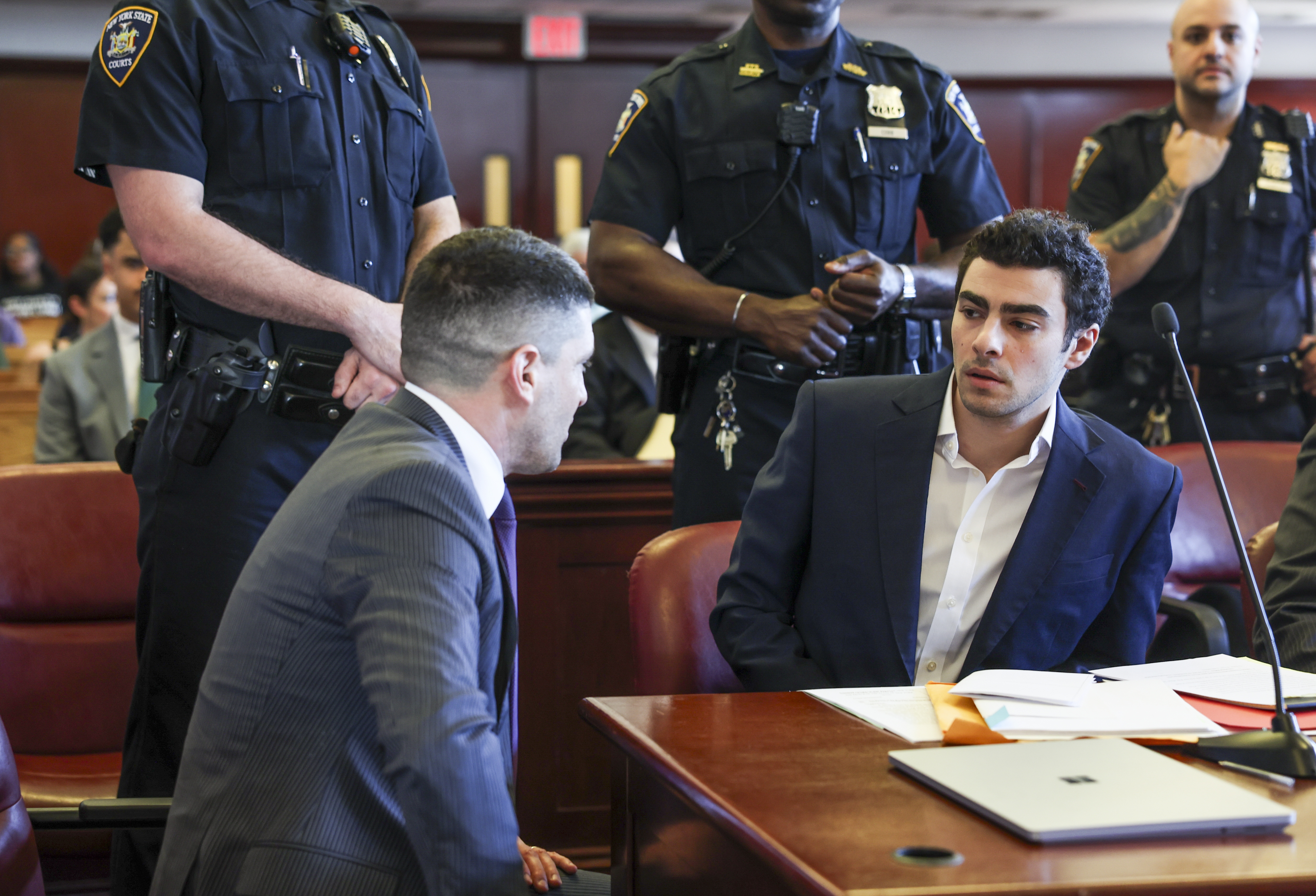 NEW YORK (United States), 18/12/2025.- Luigi Mangione appears during a pretrial suppression hearing in Manhattan Criminal Court in New York, New York, USA 18 December 2025. Mangione is charged with second degree murder and related charges in the killing of United Healthcare CEO Brian Thompson. (Nueva York) EFE/EPA/SHANNON STAPLETON / POOL