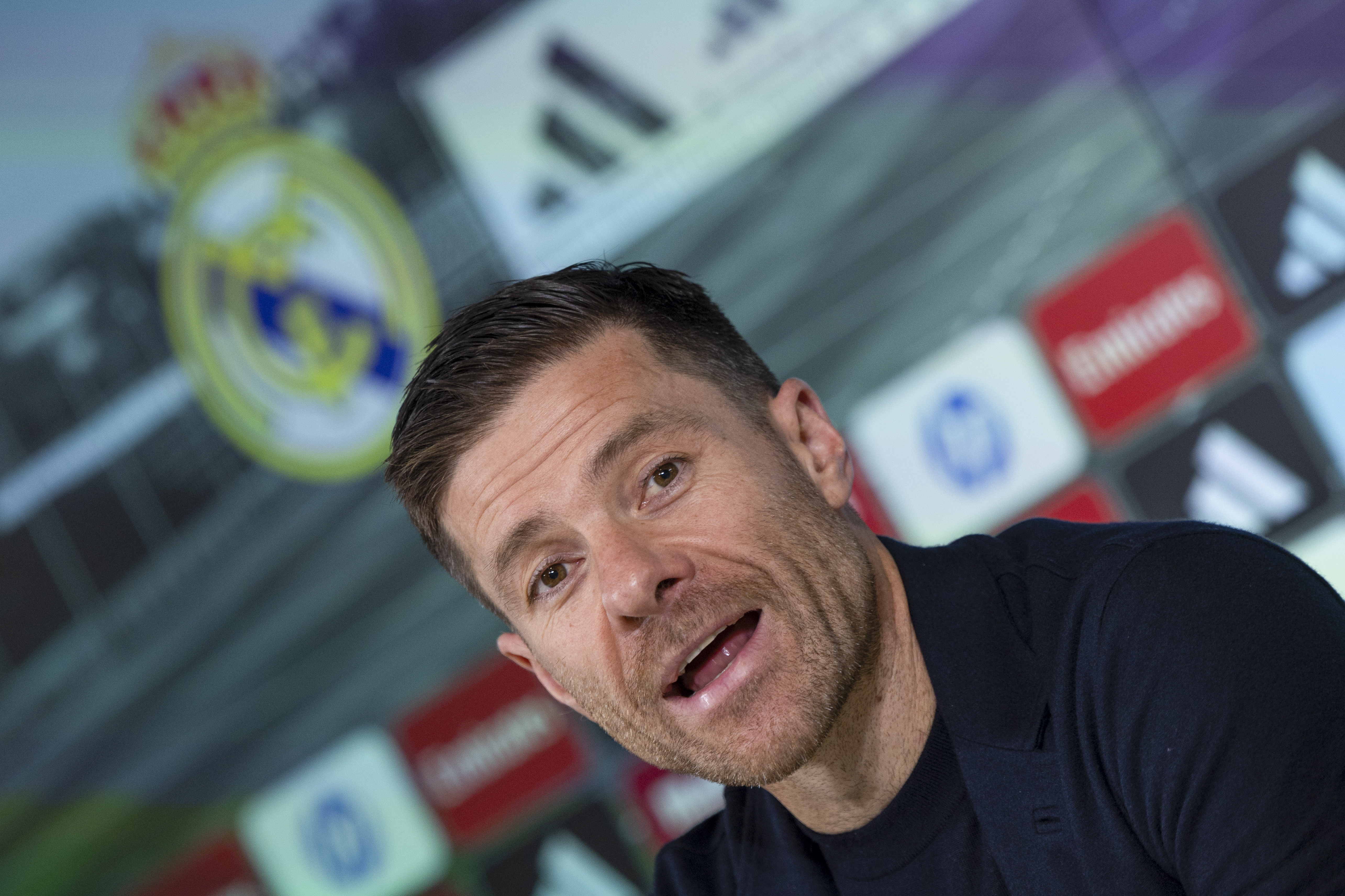 MADRID, 19/12/2025.- El entrenador del Real Madrid, Xabi Alonso, da una rueda de prensa tras el entrenamiento en la víspera de su partido de LaLiga EA Sports contra Sevilla en la Ciudad Deportiva de Valdebebas, Madrid, este viernes. EFE/Sergio Pérez