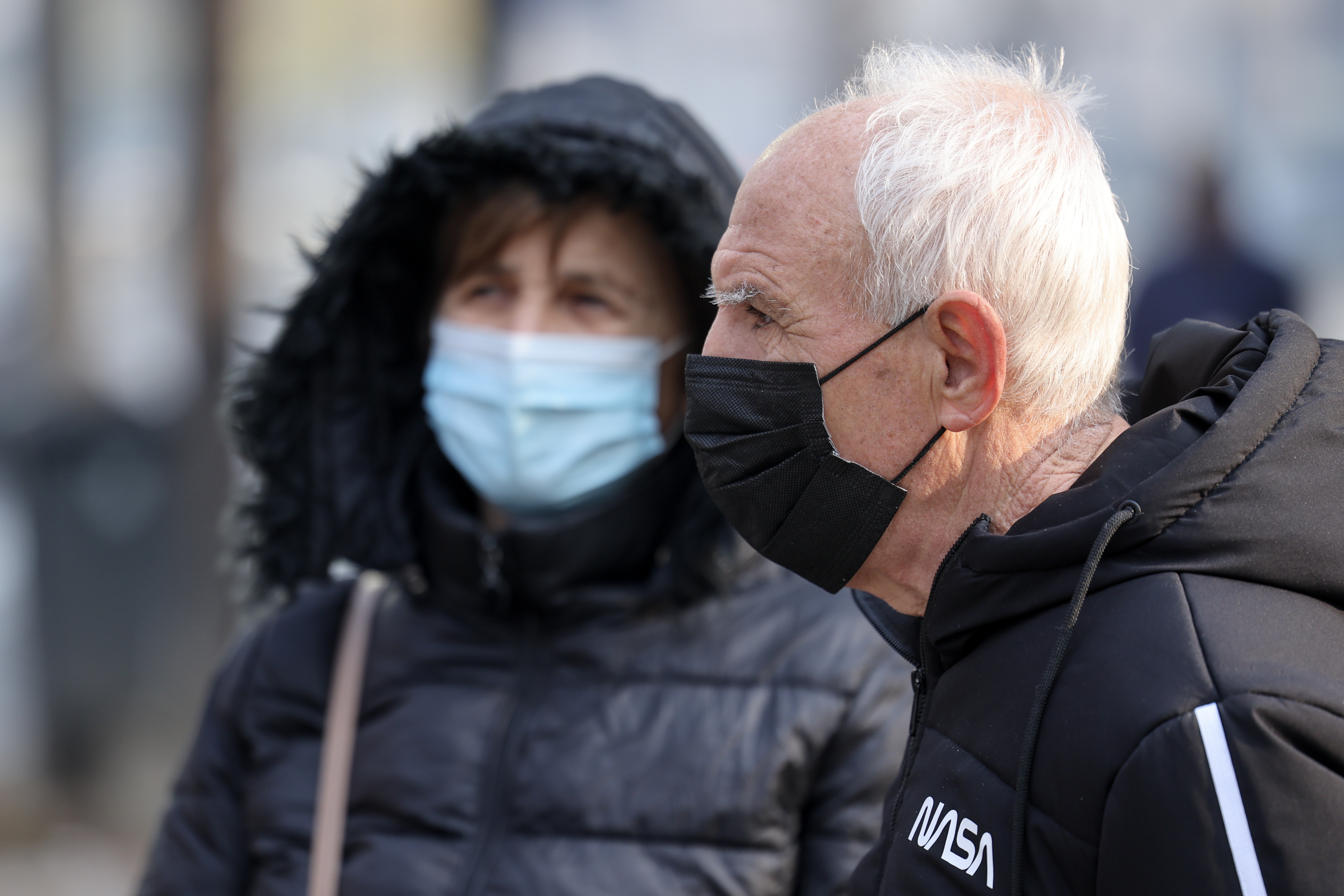 SKOPJE (Republic of North Macedonia), 19/12/2025.- A man and woman wear masks as fog and pollution cover Skopje, Republic of North Macedonia, 19 December 2025. Due to extremely high levels of air pollution, restrictive measures have been introduced in Strumica and Kicevo, and as of 19 December they are also in effect in Skopje. Authorities advise that pregnant women, people over the age of 60, and individuals with chronic conditions such as asthma or a history of heart attack or stroke should be excused from work. EFE/EPA/GEORGI LICOVSKI