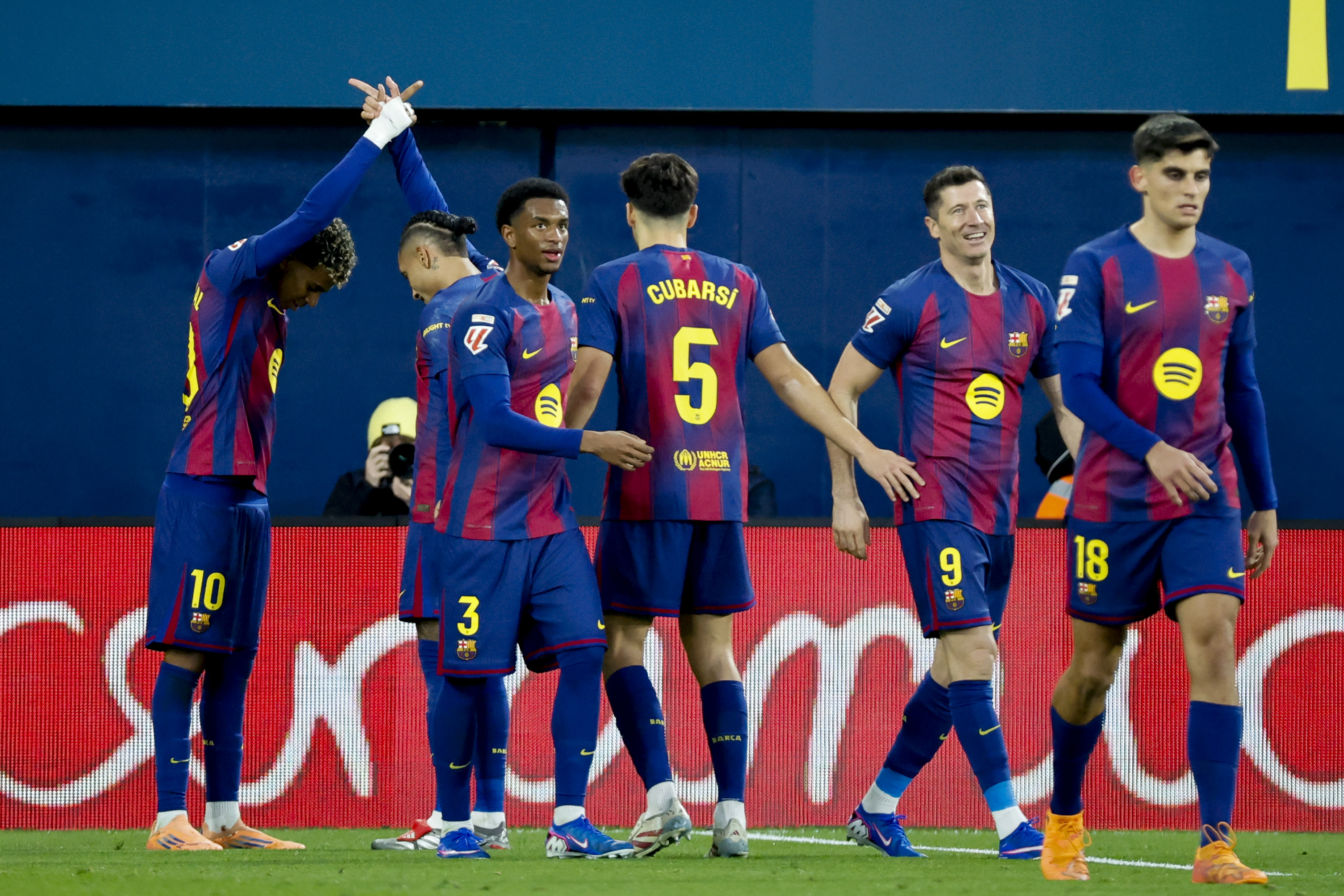 VILLARREAL (CASTELLÓN), 21/12/2025.- El delantero del Barça Lamine Yamal (i) celebra tras anotar el segundo gol de su equipo este domingo, durante el partido de la jornada 17 de LaLiga EA Sports, que disputan Villarreal CF y el FC Barcelona en el Estadio de la Cerámica. EFE/ Ana Escobar
