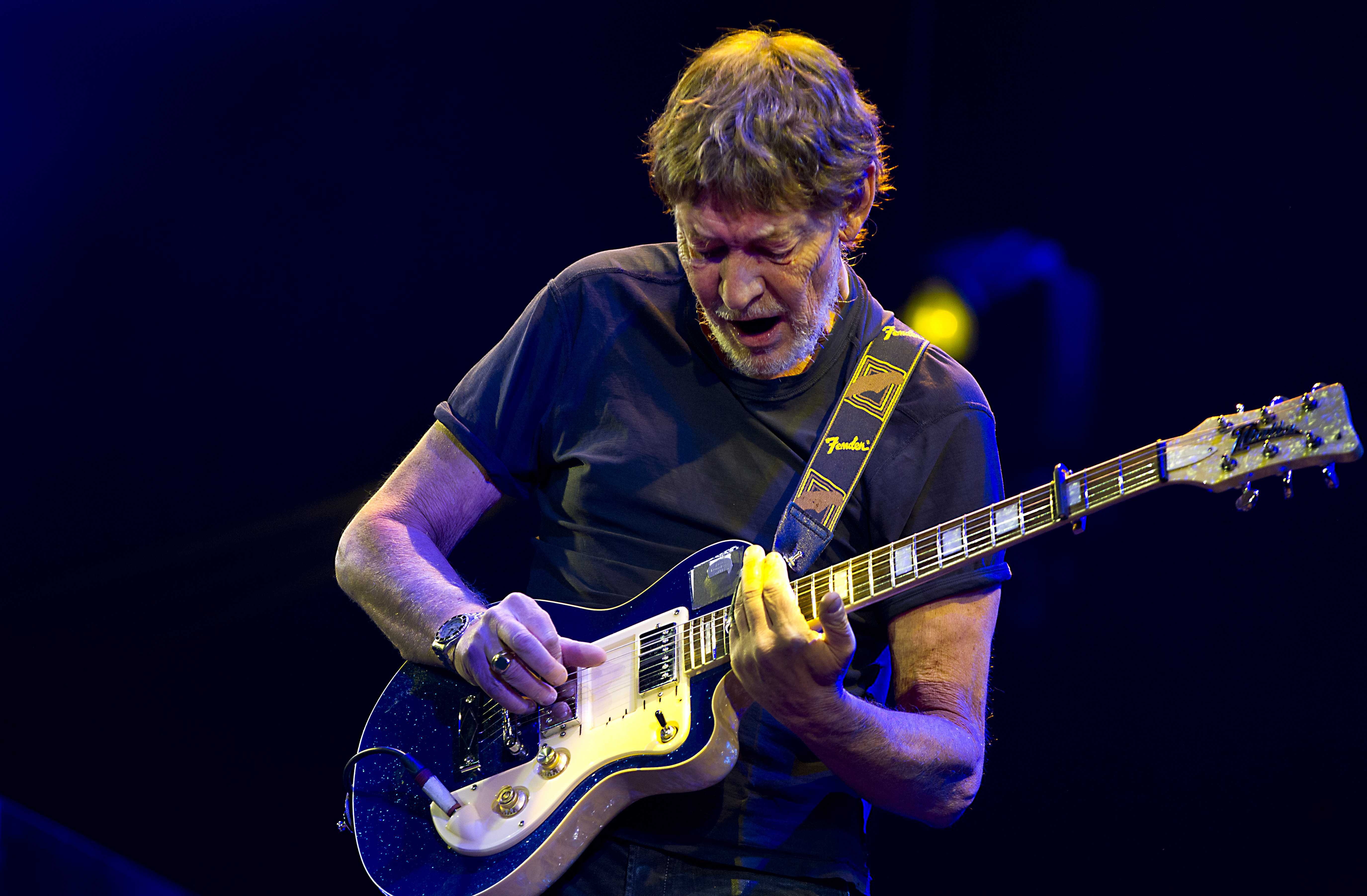 Amsterdam (Netherlands), 22/12/2025.- (FILE) - British singer Chris Rea performs during a concert at the Royal Theatre Carre in Amsterdam, The Netherlands, 24 November 2014 (re-issued 22 December 2025). Chris Rea has died at the age of 74, accoring to a spokesperson for his family on 22 December 2025. (Países Bajos; Holanda) EFE/EPA/Paul Bergen
