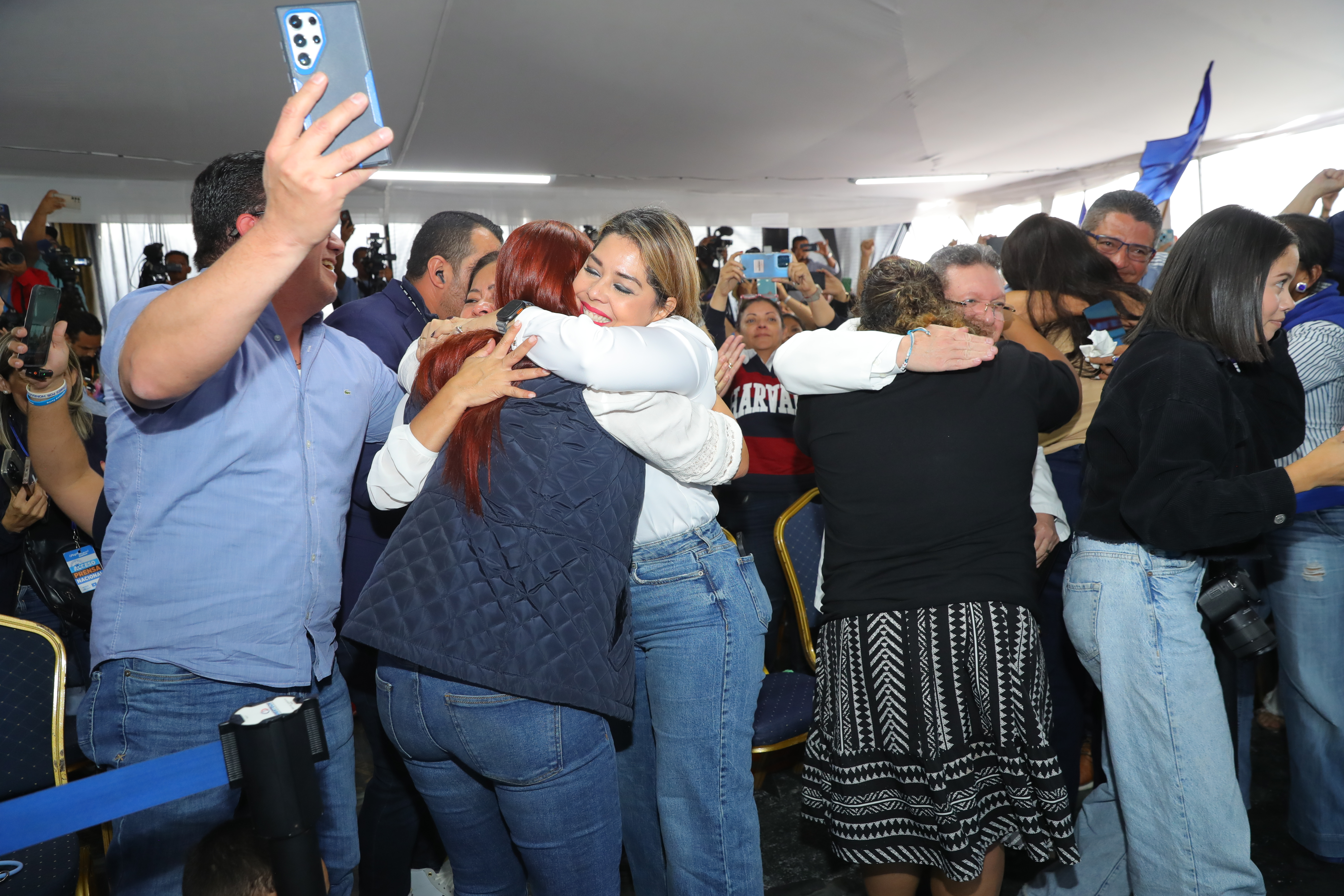 Simpatizantes de Nasry ‘Tito’ Asfura celebran en la sede del Partido Nacional, en Tegucigalpa, tras ser declarado virtual presidente electo de Honduras por el CNE. (Foto Prensa Libre: EFE)
