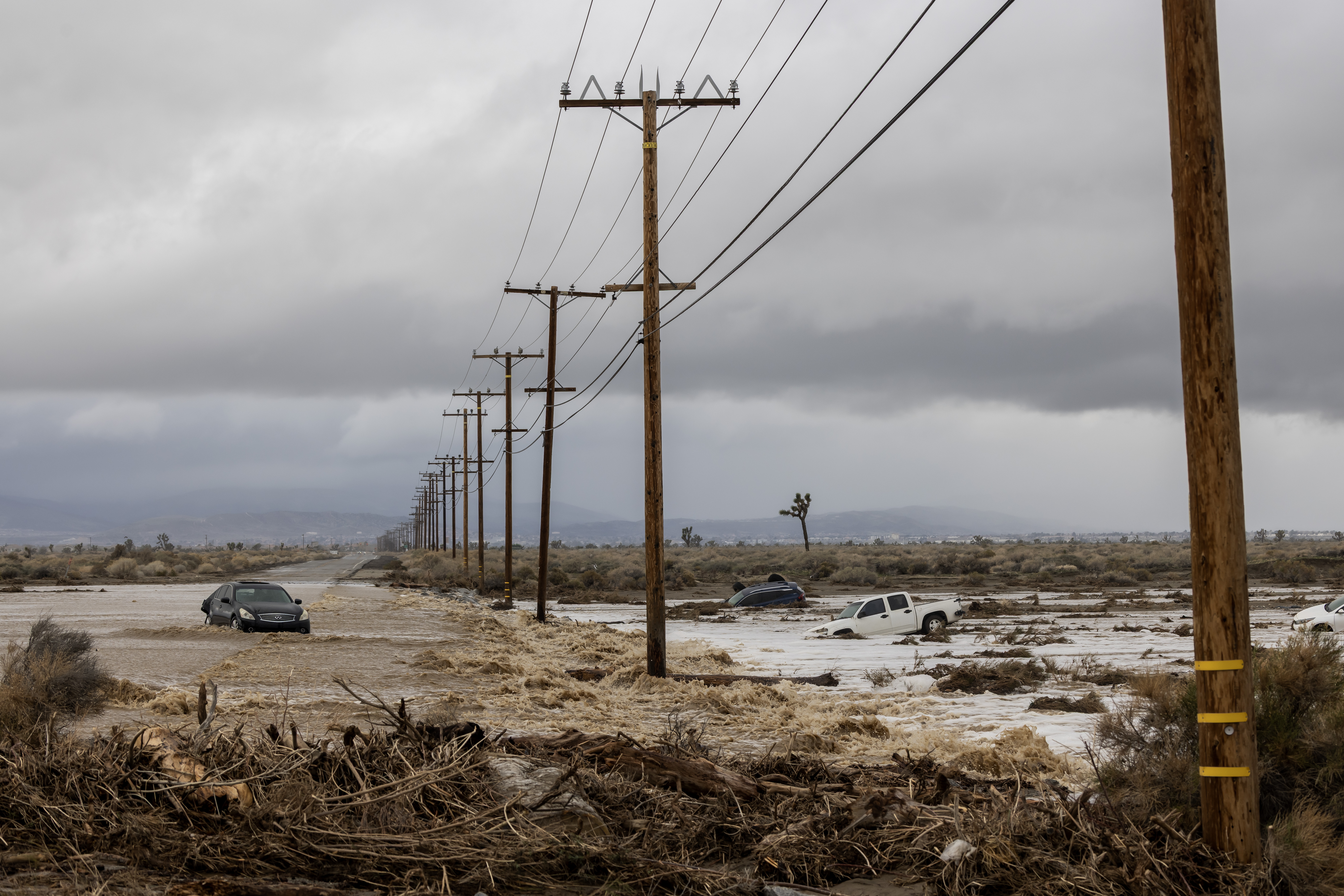 FOTO ILUSTRATIVA. Vehículos varados tras las inundaciones que han arrasado East Palmdale Boulevard en Sun Village, California, EE. UU., el 26 de diciembre de 2025. (Foto Prensa Libre: EFE)