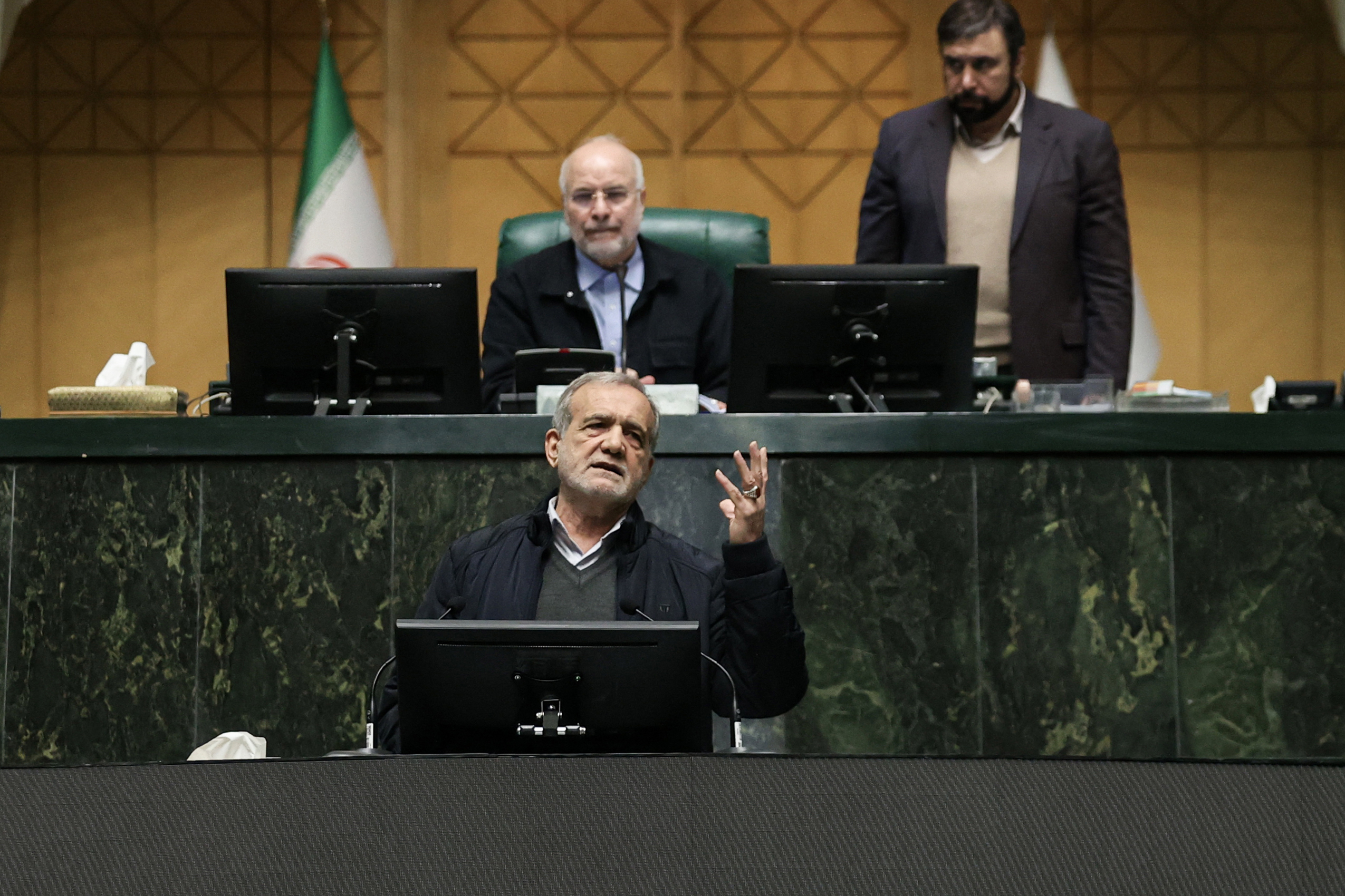 TEHERÁN (IRÁN), 28/12/2025.- El presidente de Irán, Masud Pezeshkian, defendió este domingo ante el Parlamento el proyecto de presupuesto del próximo año iraní, en medio de críticas de los legisladores por la alta inflación, la depreciación de la moneda y el aumento del costo de vida que golpea a los hogares del país. EFE/ Aydin Shayegan/Presidencia de Irán SOLO USO EDITORIAL/SOLO DISPONIBLE PARA ILUSTRAR LA NOTICIA QUE ACOMPAÑA (CRÉDITO OBLIGATORIO)