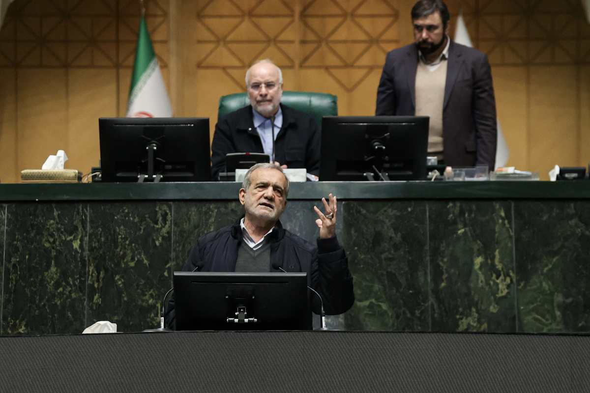 TEHERÁN (IRÁN), 28/12/2025.- El presidente de Irán, Masud Pezeshkian, defendió este domingo ante el Parlamento el proyecto de presupuesto del próximo año iraní, en medio de críticas de los legisladores por la alta inflación, la depreciación de la moneda y el aumento del costo de vida que golpea a los hogares del país. EFE/ Aydin Shayegan/Presidencia de Irán SOLO USO EDITORIAL/SOLO DISPONIBLE PARA ILUSTRAR LA NOTICIA QUE ACOMPAÑA (CRÉDITO OBLIGATORIO)