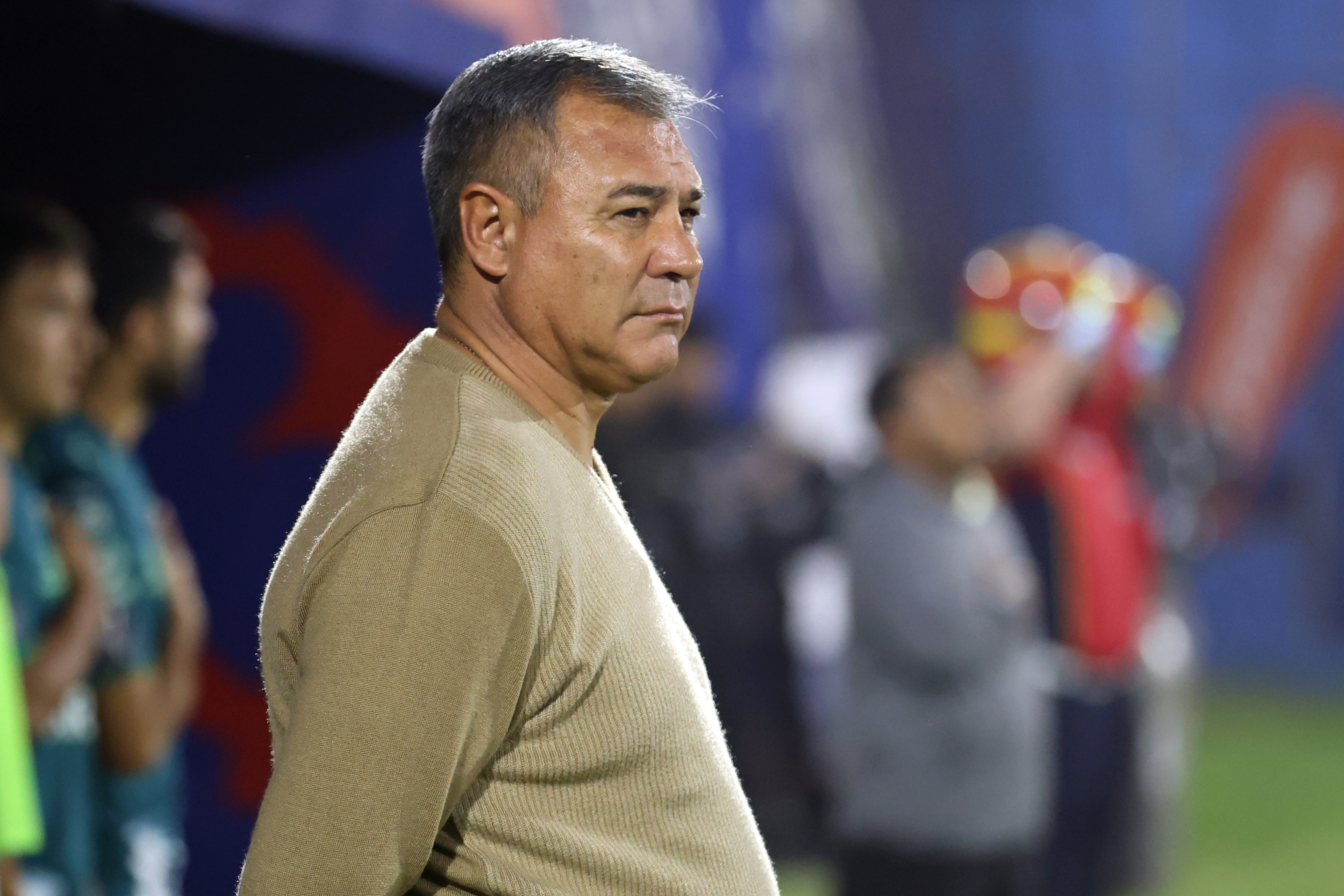 AMDEP226. CIUDAD DE GUATEMALA (GUATEMALA), 27/12/2025.- El entrenador de Antigua GFC Mauricio Tapia reacciona este sábado, durante la final de la Liga Nacional entre Municipal y Antigua GFC en el estadio El Trébol, en Ciudad de Guatemala (Guatemala). EFE/ Fernando Ruiz
