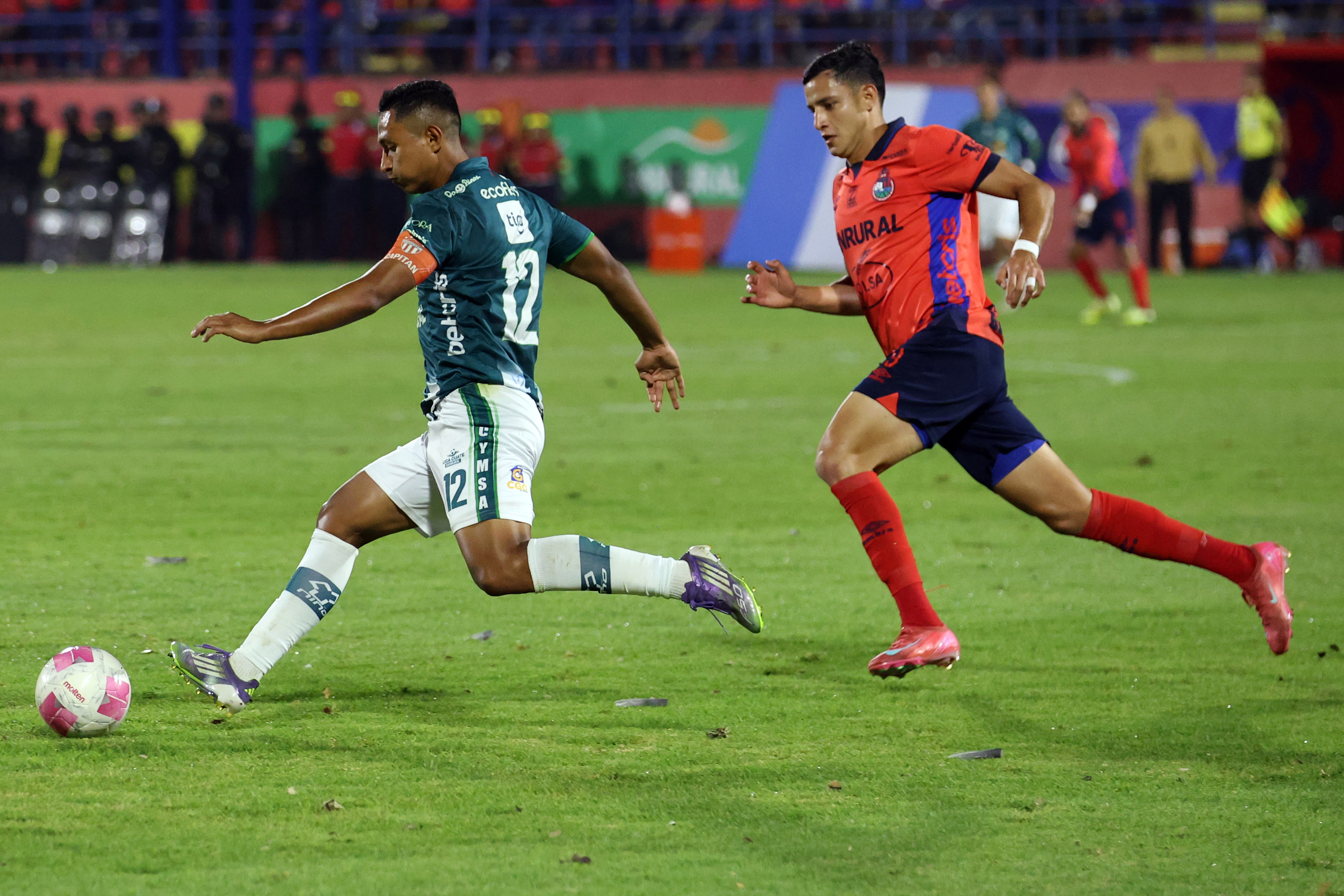 AMDEP226. CIUDAD DE GUATEMALA (GUATEMALA), 27/12/2025.- José Martínez (d) de Municipal disputa un balón con José Ardón de Antigua GFC este sábado, durante la final de la Liga Nacional entre Municipal y Antigua GFC en el estadio El Trébol, en Ciudad de Guatemala (Guatemala). EFE/ Fernando Ruiz
