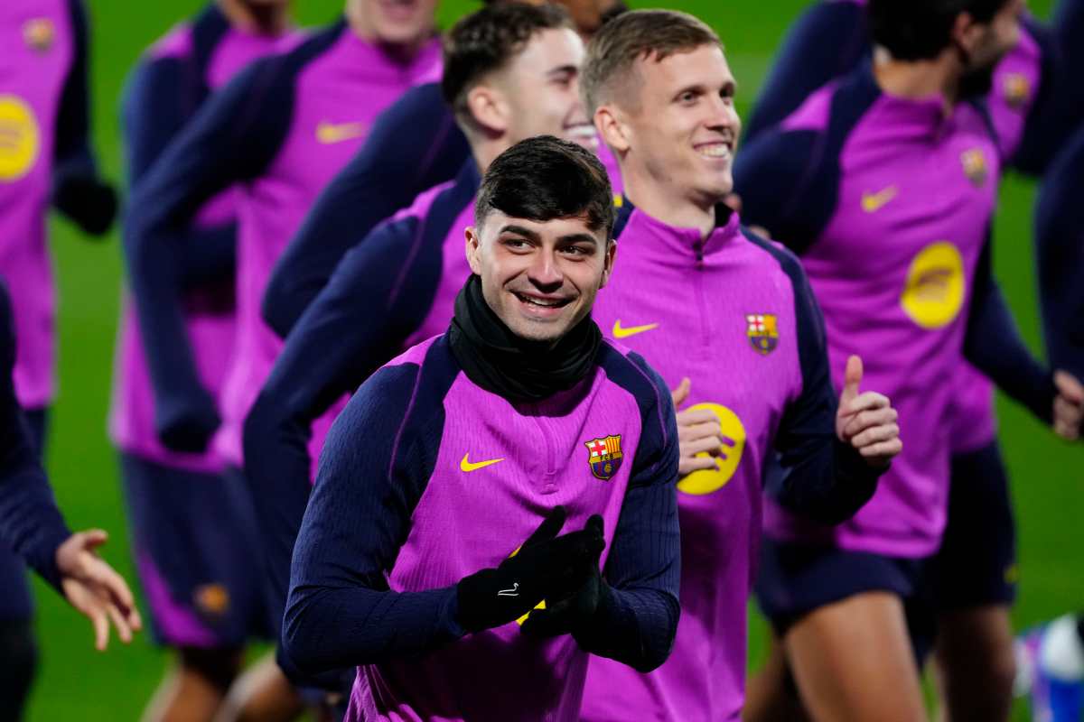 FOTODELDÍA. SANT JOAN DESPÍ (BARCELONA) (ESPAÑA), 29/12/2025.-El centrocampista del FC Barcelona, Pedri, junto a sus compañeros durante el entrenamiento abierto al público, que realiza la plantilla barcelonista en el Estadio Johan Cruyff para preparar el primer compromiso del año, que será el 3 de enero, un derbi ante el Espanyol.EFE/ Alejandro García