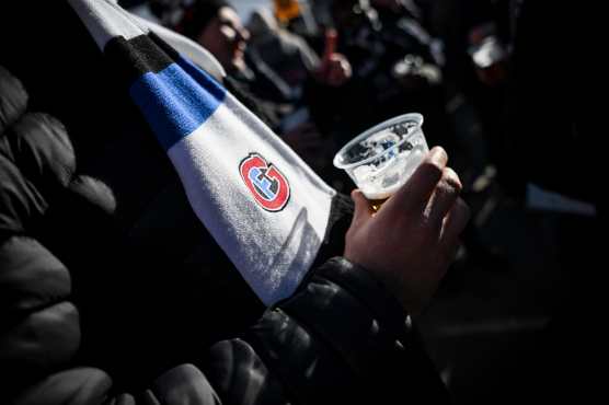 Davos (Switzerland), 29/12/2025.- A Fribourg-Gotteron fan holds a drink during the 97th Spengler Cup ice hockey tournament at the village in Davos, Switzerland, 29 December 2025 (issued 30 December 2025). (Suiza) EFE/EPA/MELANIE DUCHENE
