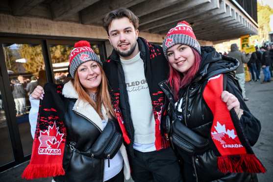 Davos (Switzerland), 30/12/2025.- Team Canada fans pose for a picture during the 97th Spengler Cup ice hockey tournament in Davos, Switzerland, 29 December 2025 (issued 30 December 2025). (Suiza) EFE/EPA/MELANIE DUCHENE